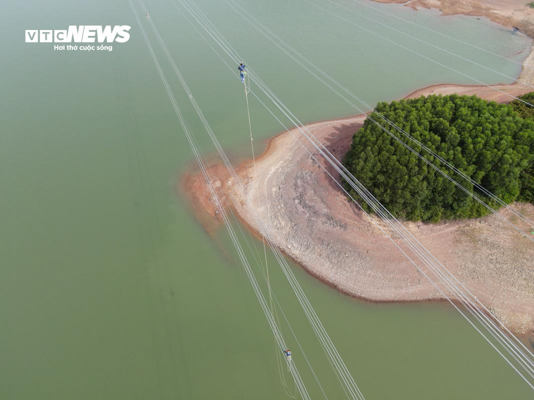 Công nhân đi như xiếc trên trụ điện cao nhất đường dây 500kV - 7