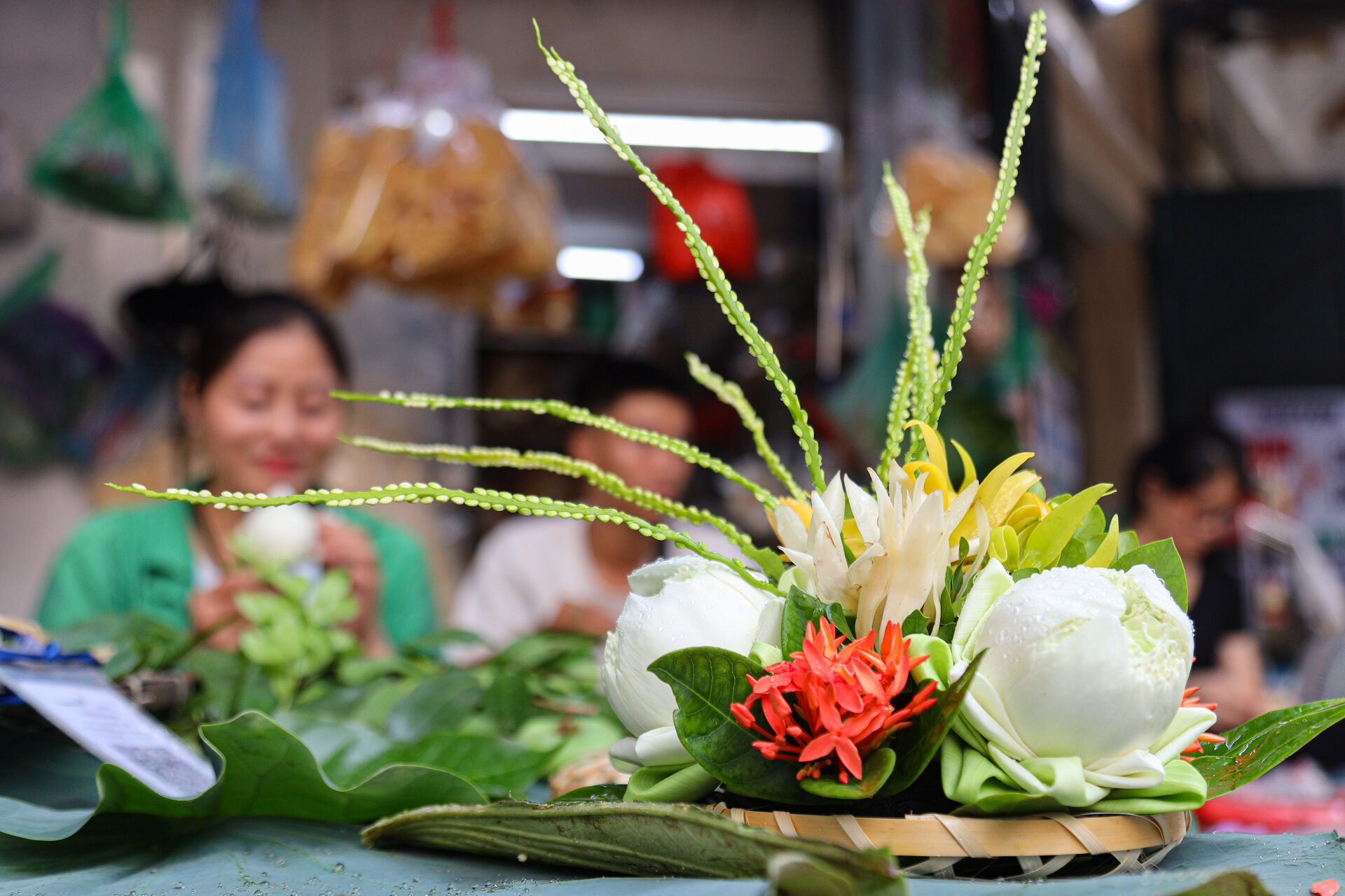 Chợ 'nhà giàu' Hà Nội đỏ lửa xuyên đêm nấu cỗ phục vụ khách rằm tháng 7- Ảnh 14.