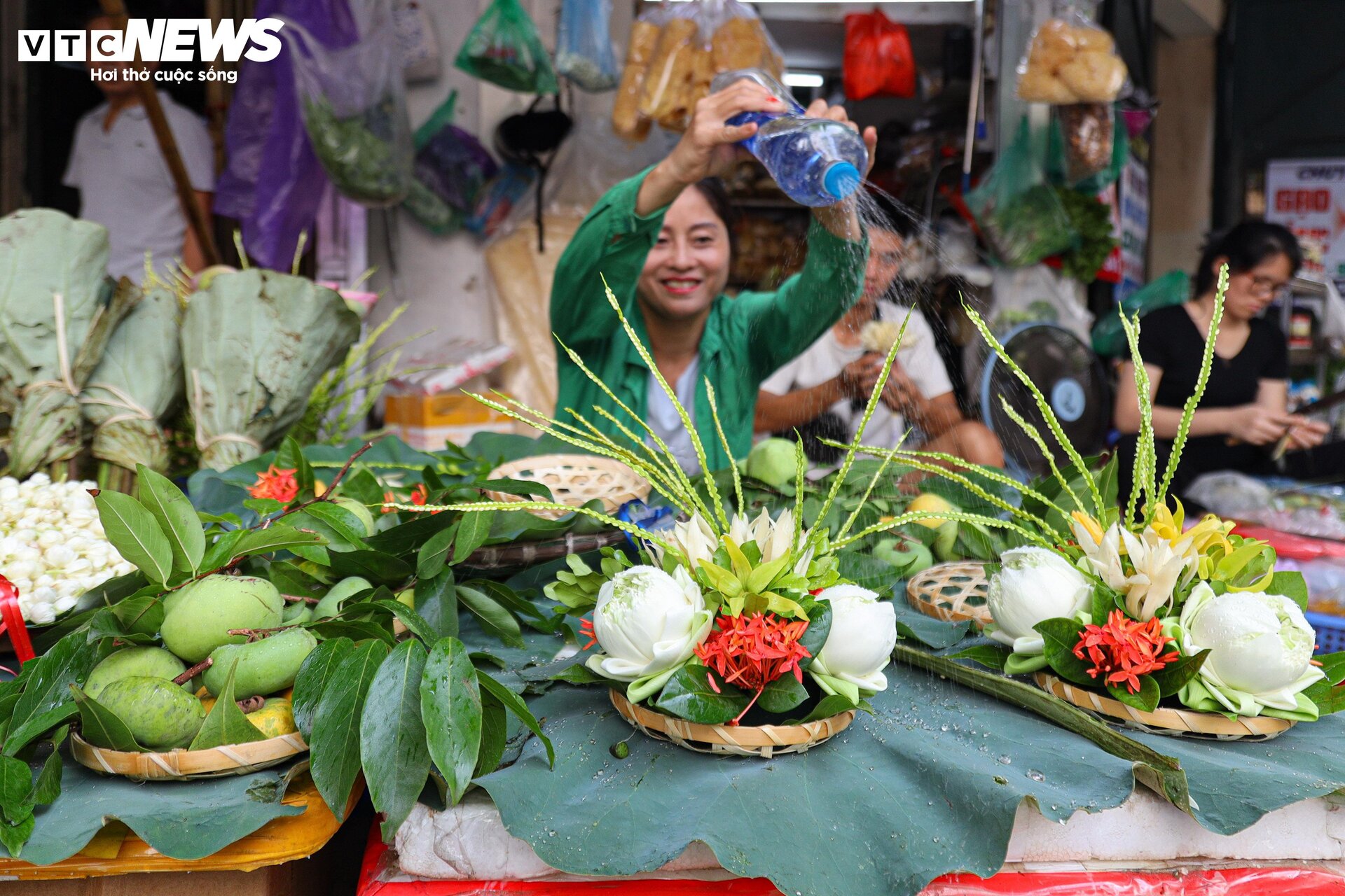 Chợ 'nhà giàu' Hà Nội đỏ lửa xuyên đêm nấu cỗ phục vụ khách rằm tháng 7- Ảnh 16.