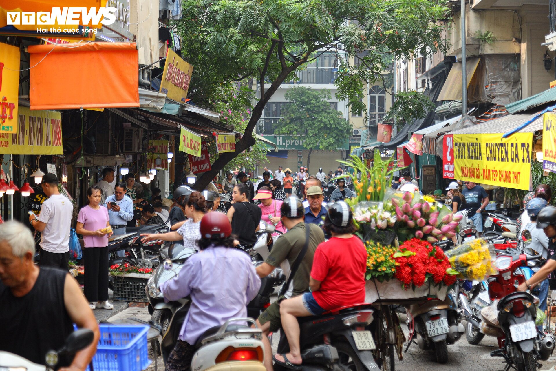 Chợ 'nhà giàu' Hà Nội đỏ lửa xuyên đêm nấu cỗ phục vụ khách rằm tháng 7- Ảnh 1.