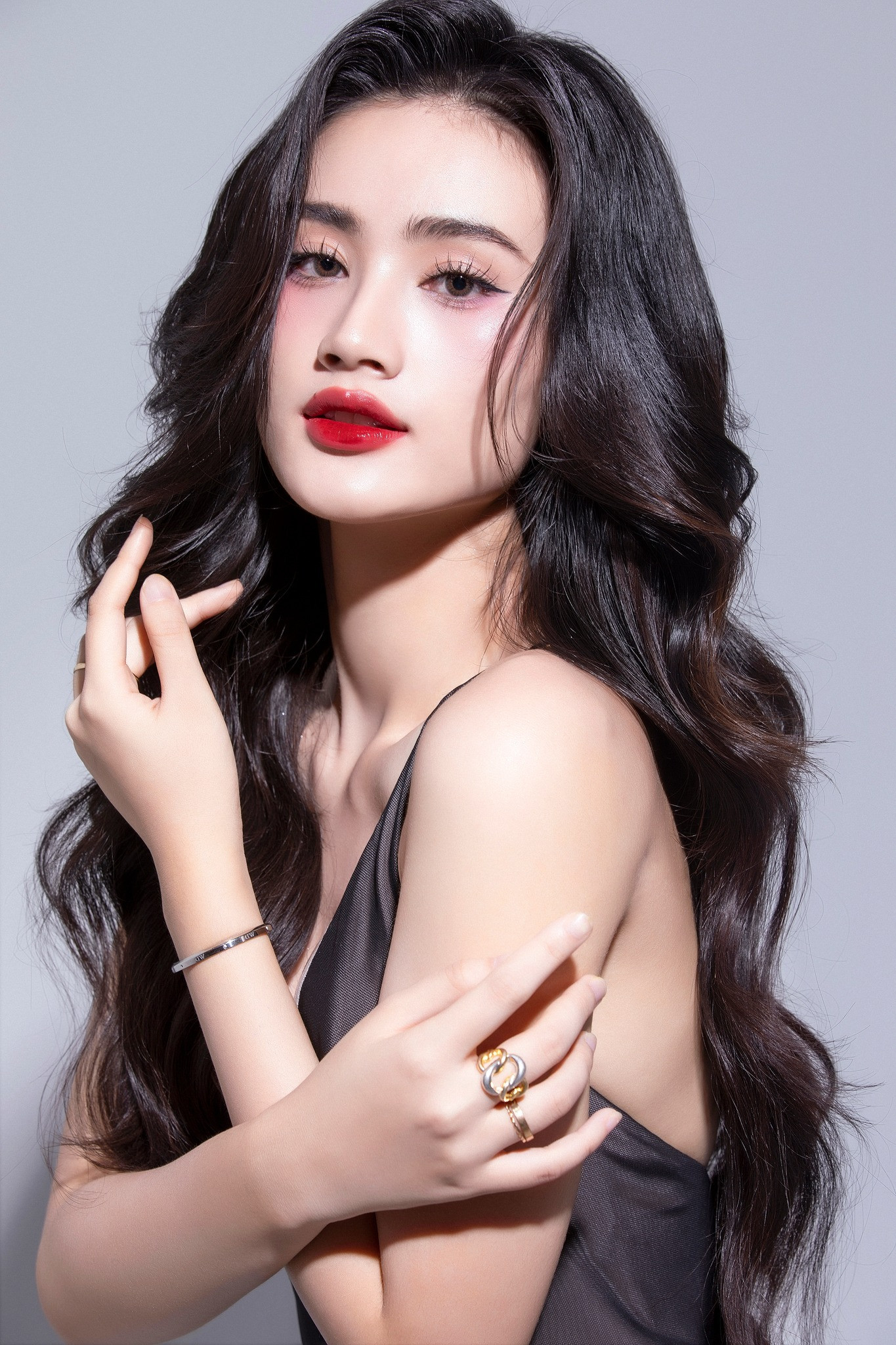 Sao Việt 20/8: Hoa hậu Ý Nhi gợi cảm bất ngờ, Ninh Dương Lan Ngọc mặc váy cưới - 3