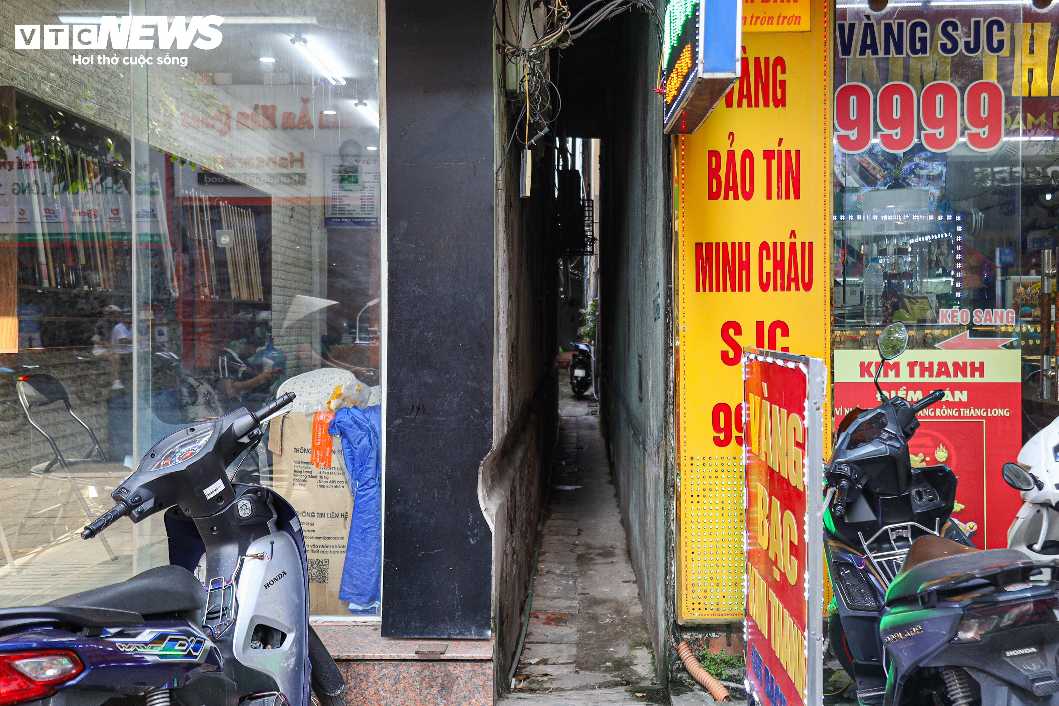 Hà Nội: Nhà tận cùng ngõ nhỏ, chỉ 1 người qua được, bán giá đắt 'giật mình' - 1