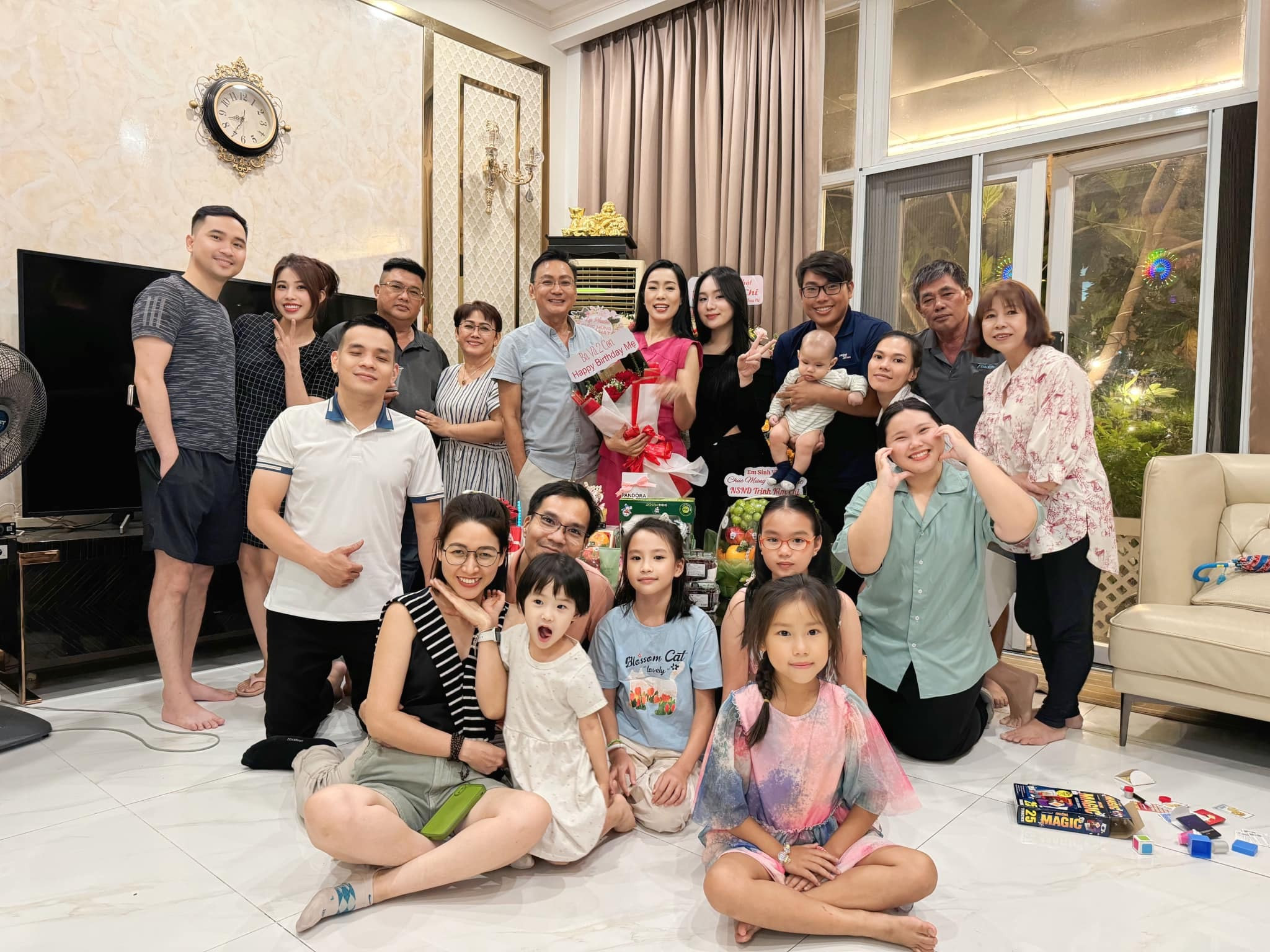 Sao Việt 22/8: Tăng Thanh Hà khoe con gái, Trịnh Kim Chi đón tuổi 53 - 4