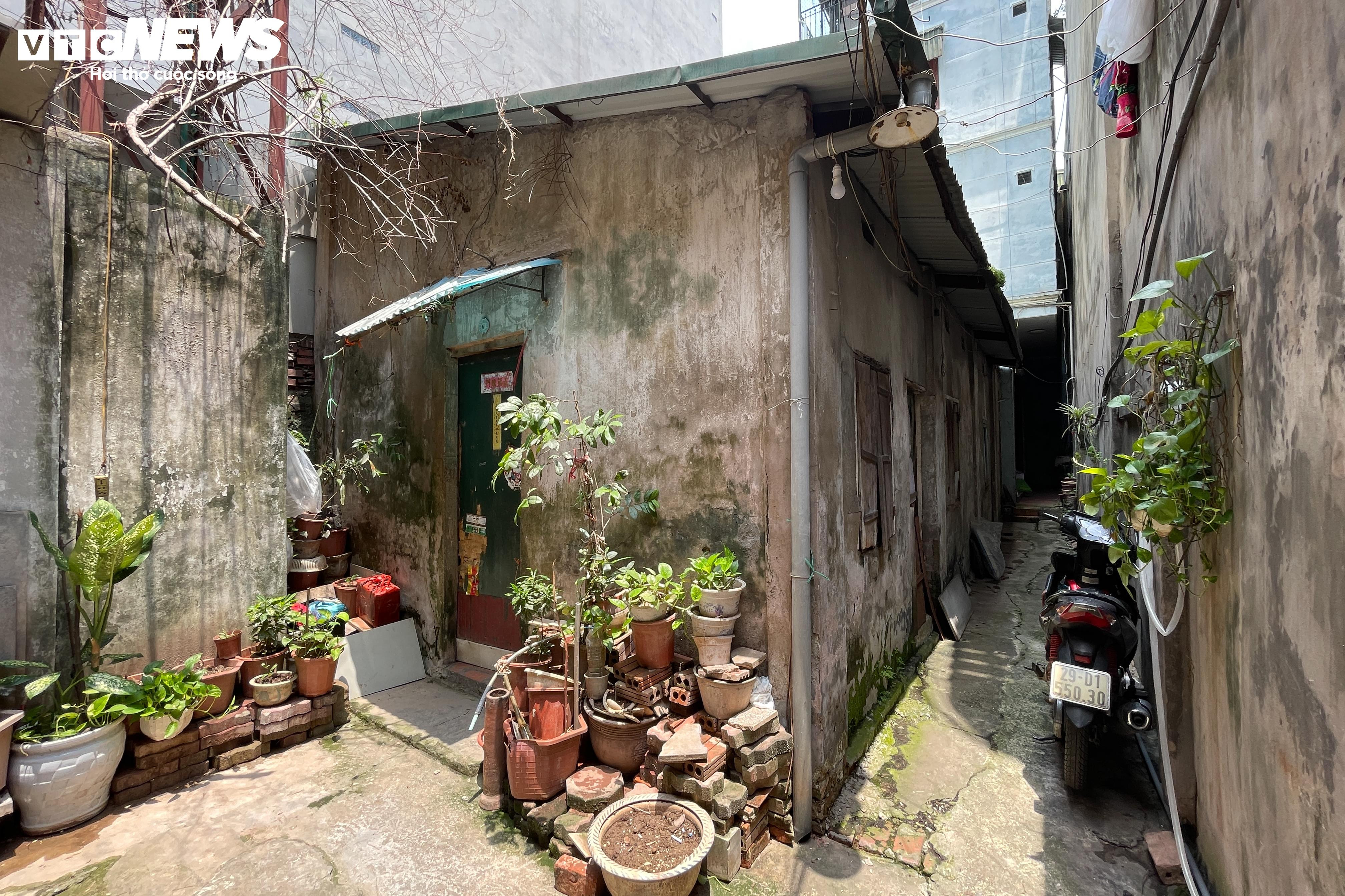 Hà Nội: Nhà tận cùng ngõ nhỏ, chỉ 1 người qua được, bán giá đắt 'giật mình' - 11