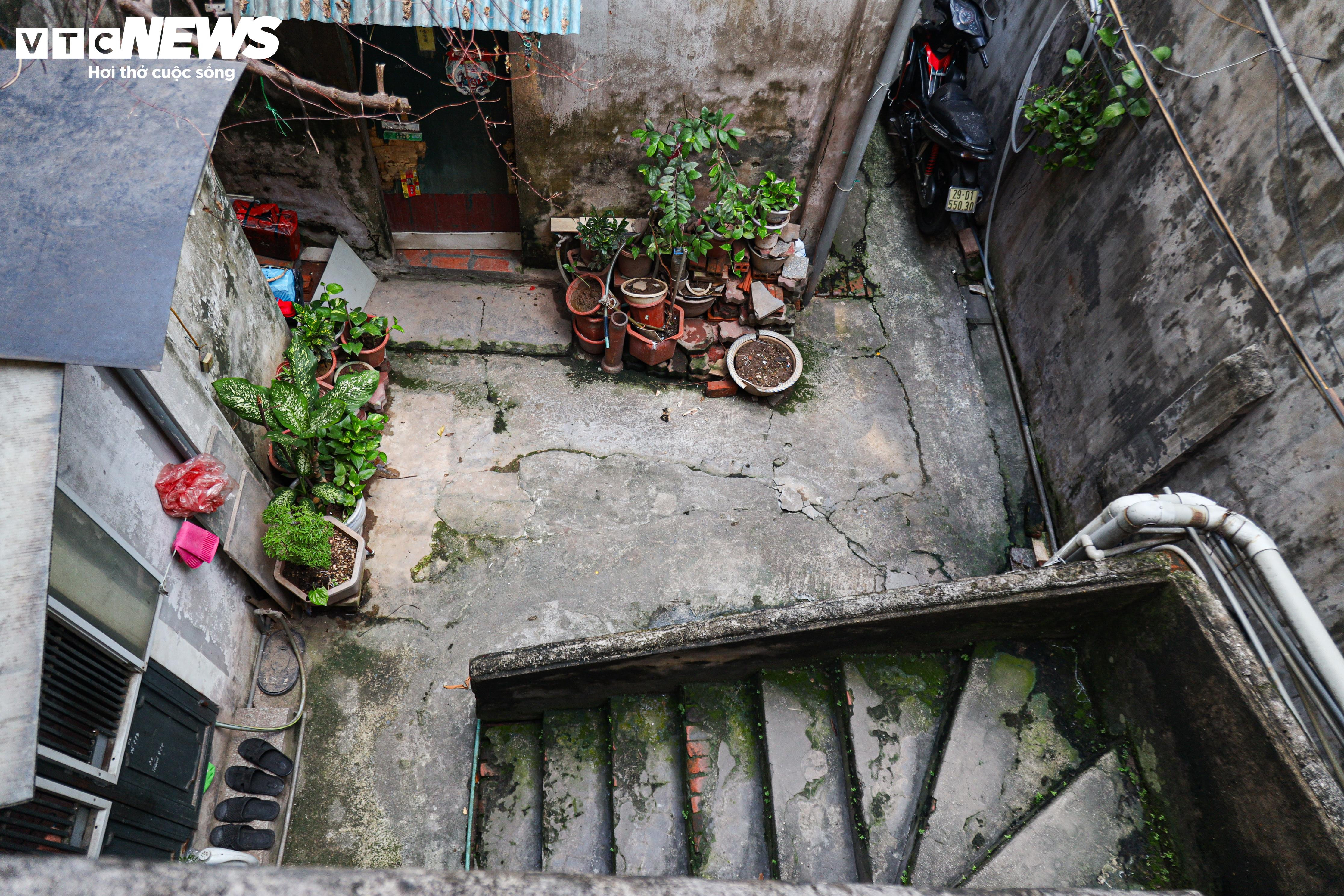 Hà Nội: Nhà tận cùng ngõ nhỏ, chỉ 1 người qua được, bán giá đắt 'giật mình' - 13