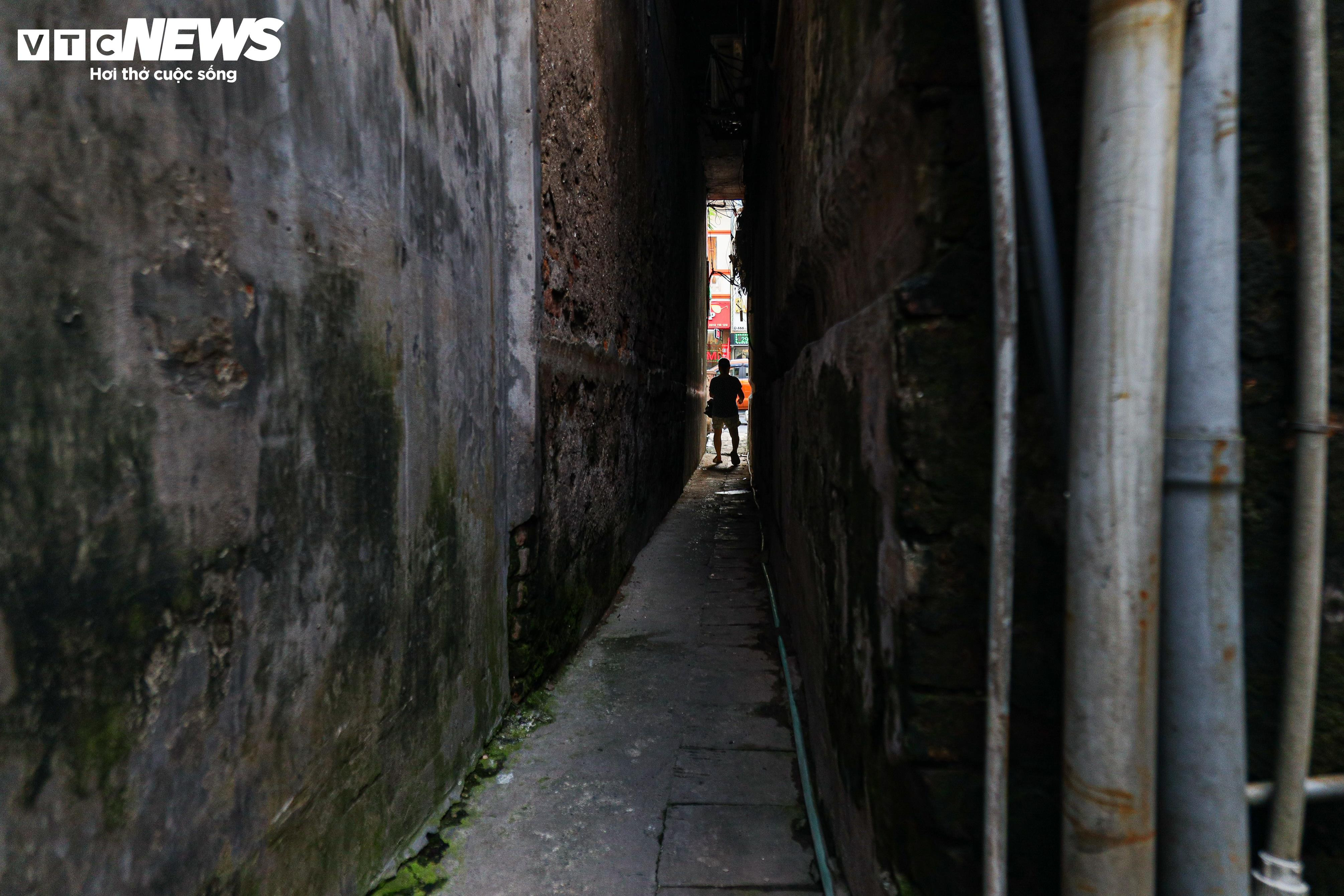 Hà Nội: Nhà tận cùng ngõ nhỏ, chỉ 1 người qua được, bán giá đắt 'giật mình' - 5