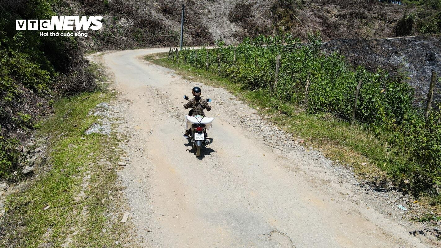 Đường vào bản biên giới ở Hà Tĩnh 'nát như tương', dân qua lại khốn khổ - 3