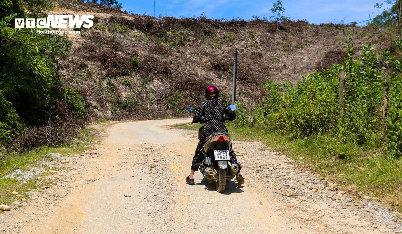 Đường vào bản biên giới ở Hà Tĩnh 'nát như tương', dân qua lại khốn khổ - 14