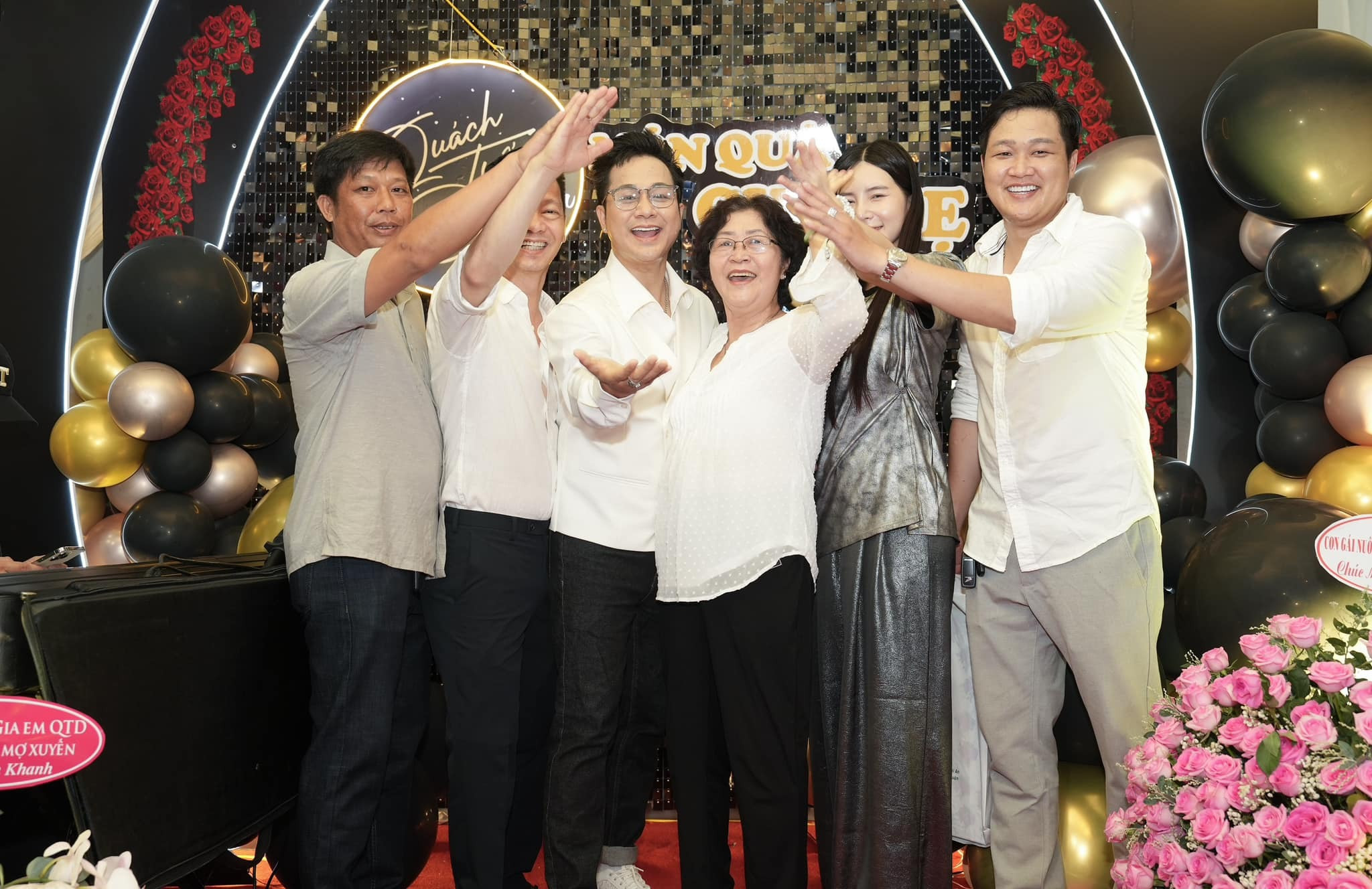 Sao Việt 24/8: Bà xã Chí Tài trẻ đẹp tuổi 65, Diễm My 9x khoe dáng nuột ở biển - 13