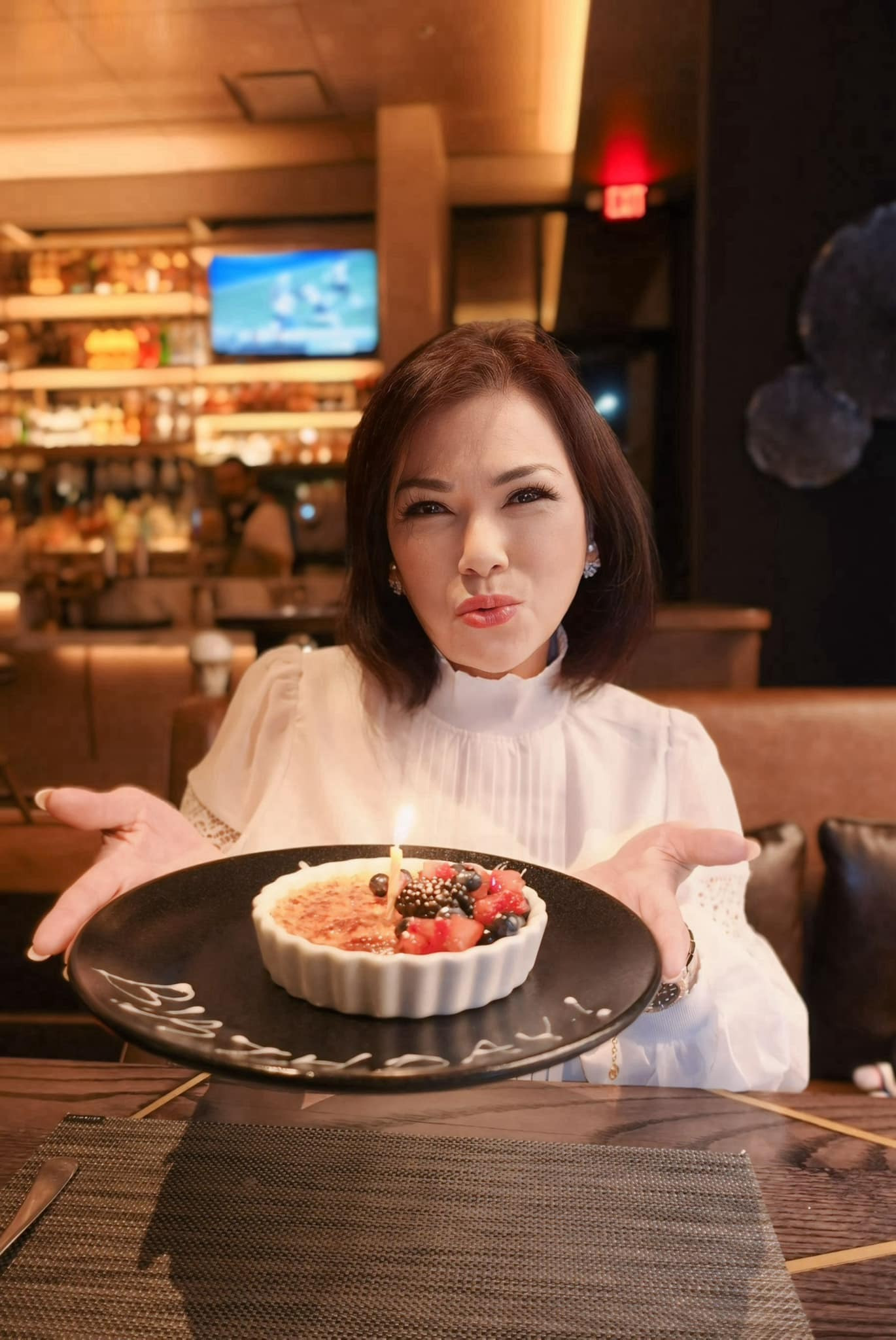 Sao Việt 24/8: Bà xã Chí Tài trẻ đẹp tuổi 65, Diễm My 9x khoe dáng nuột ở biển - 3