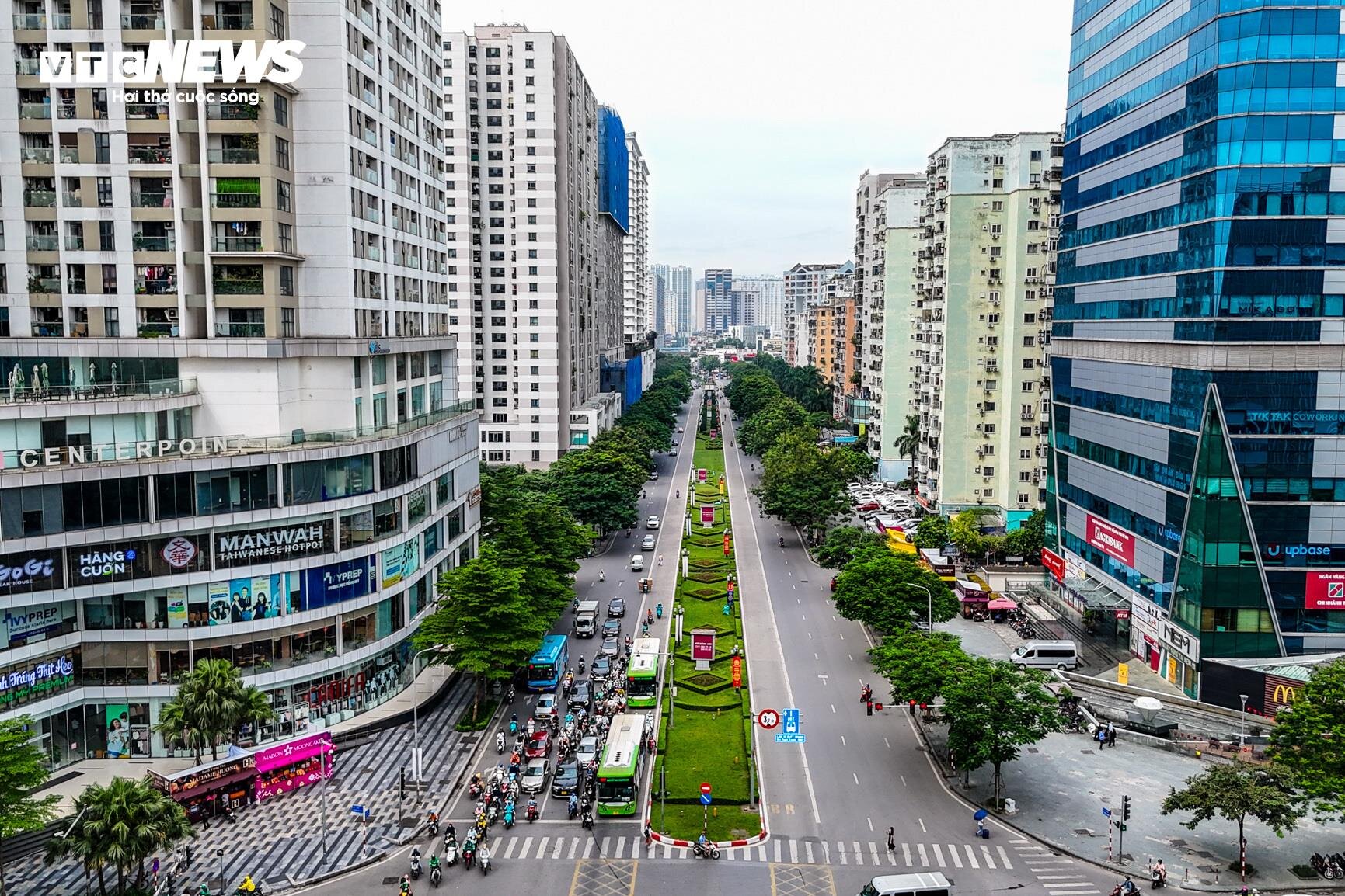 Nhìn từ trên cao 7 tuyến đường sắp bị xén vỉa hè, dải phân cách ở Hà Nội - 1