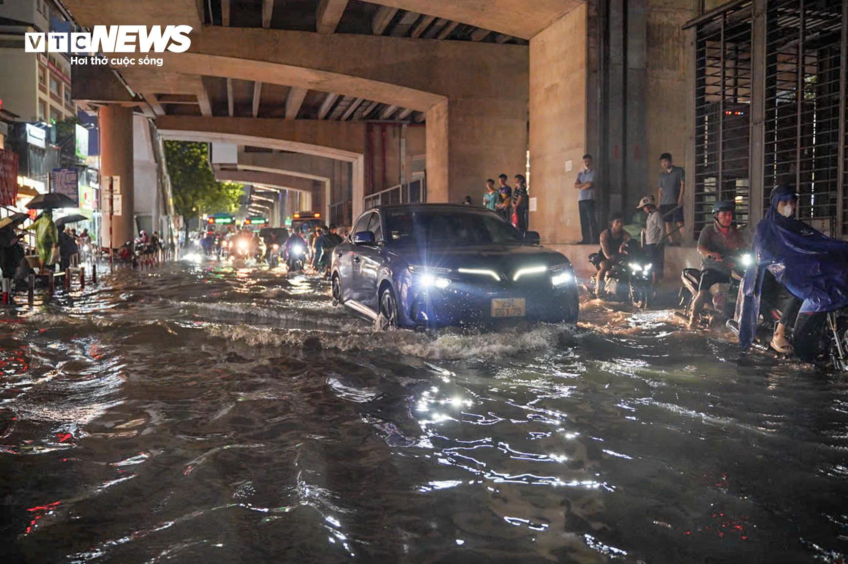 Mưa lớn, nhiều tuyến phố Hà Nội biến thành sông, xe chết máy la liệt - 5