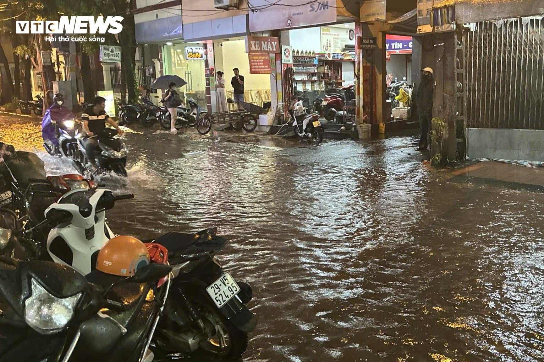 Mưa lớn, nhiều tuyến phố Hà Nội biến thành sông, xe chết máy la liệt - 10