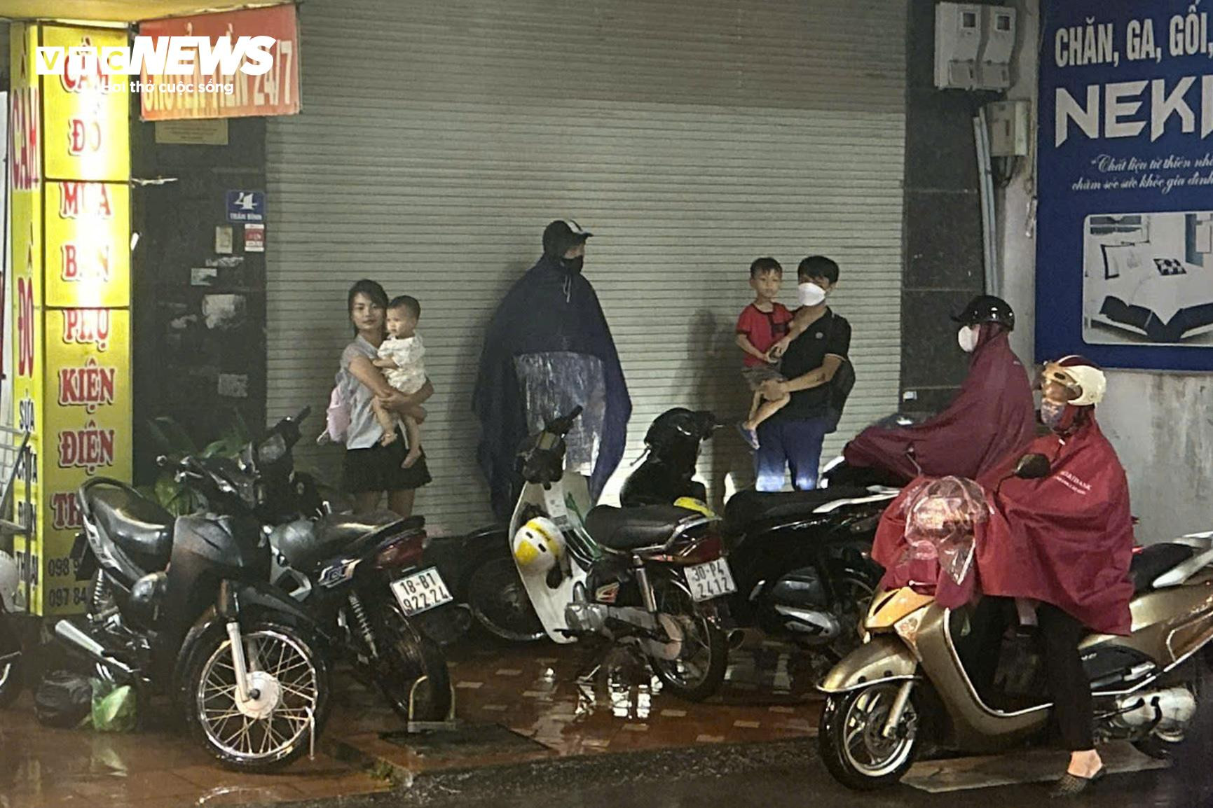 Mưa lớn, nhiều tuyến phố Hà Nội biến thành sông, xe chết máy la liệt - 12