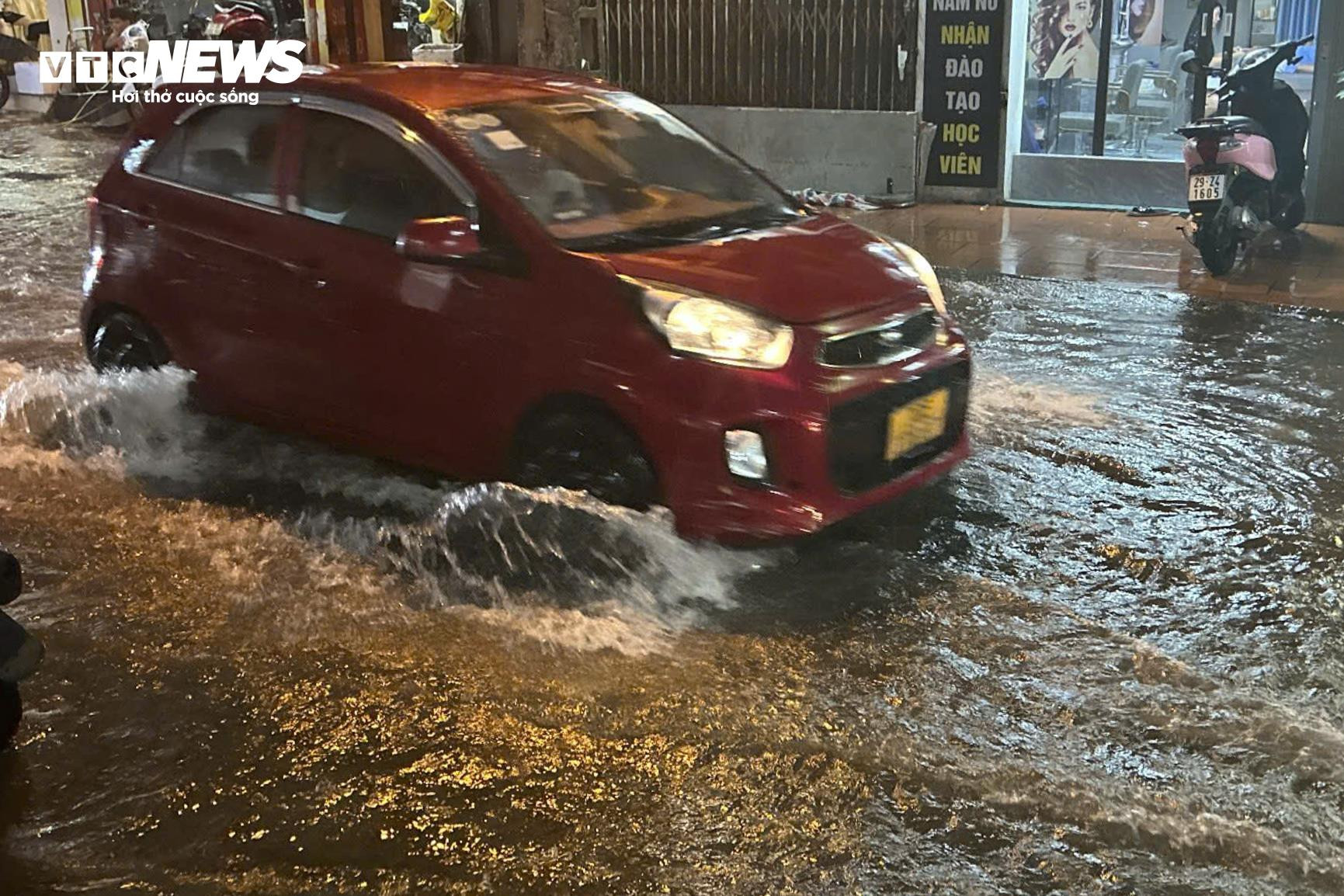 Mưa lớn, nhiều tuyến phố Hà Nội biến thành sông, xe chết máy la liệt - 11