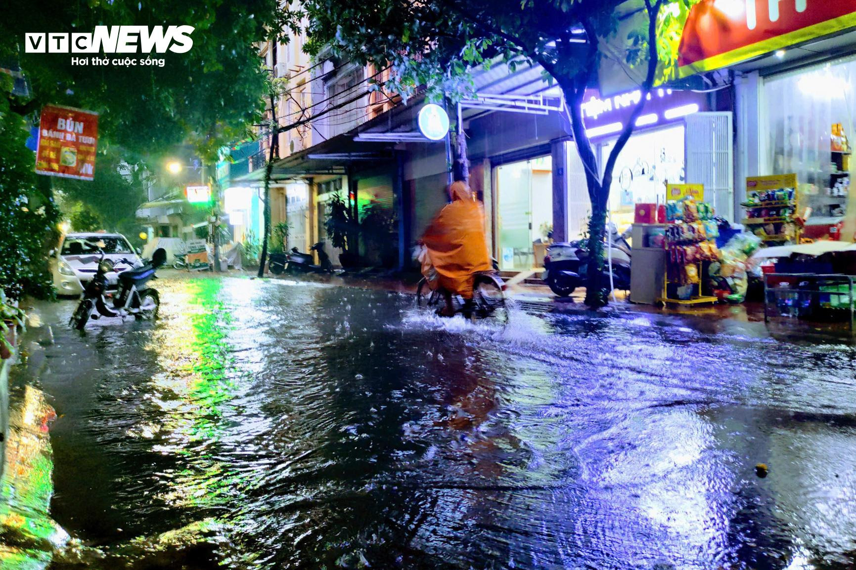 Mưa lớn, nhiều tuyến phố Hà Nội biến thành sông, xe chết máy la liệt - 9