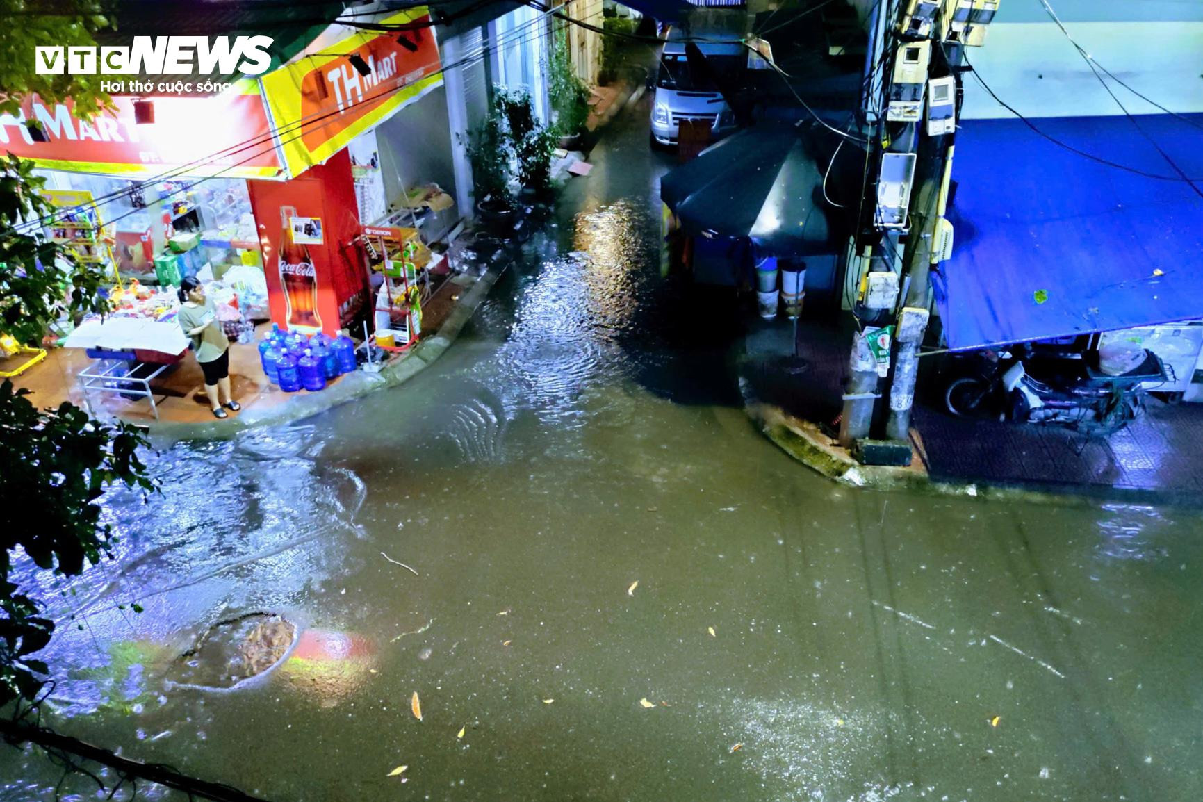 Mưa lớn, nhiều tuyến phố Hà Nội biến thành sông, xe chết máy la liệt - 8