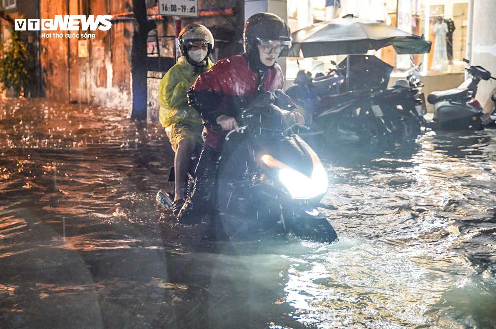 Mưa lớn, nhiều tuyến phố Hà Nội biến thành sông, xe chết máy la liệt - 4