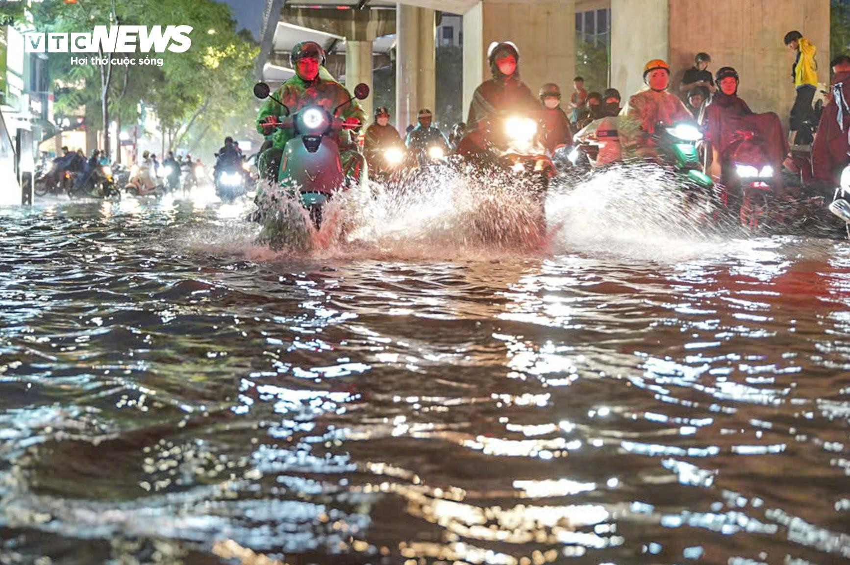 Mưa lớn, nhiều tuyến phố Hà Nội biến thành sông, xe chết máy la liệt - 3