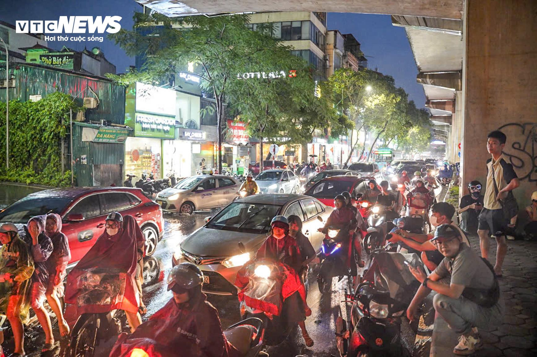 Mưa lớn, nhiều tuyến phố Hà Nội biến thành sông, xe chết máy la liệt - 7