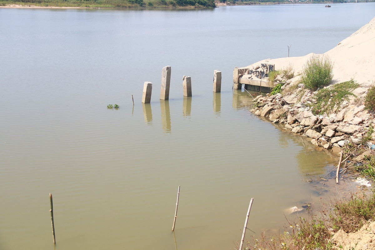 Quảng Nam: Sạt lở bờ sông Thu Bồn, nông dân đứng ngồi không yên - 6