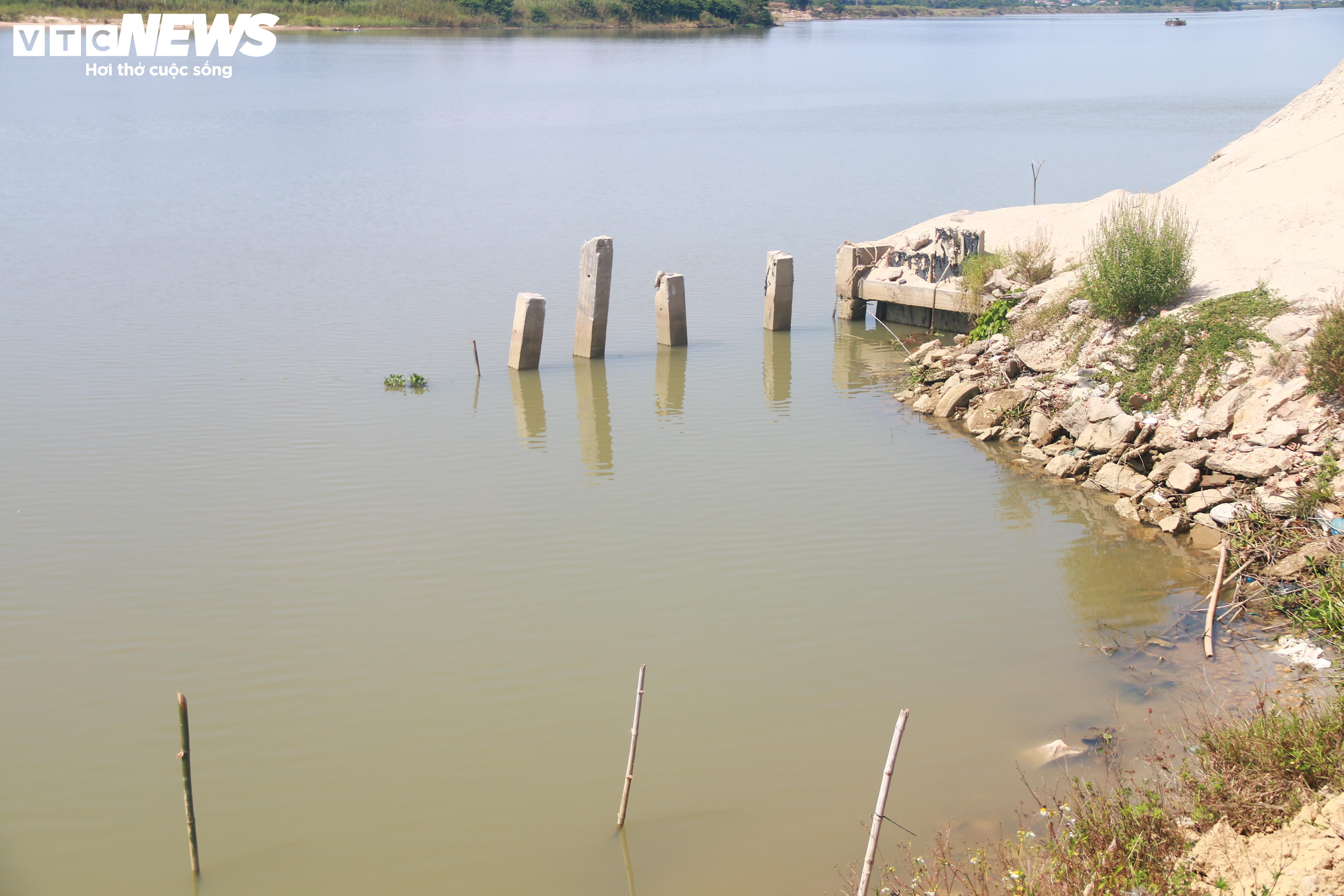 Cận cảnh bờ sông bị 'hà bá' ngoạm nham nhở, dân mất đất sản xuất - 7
