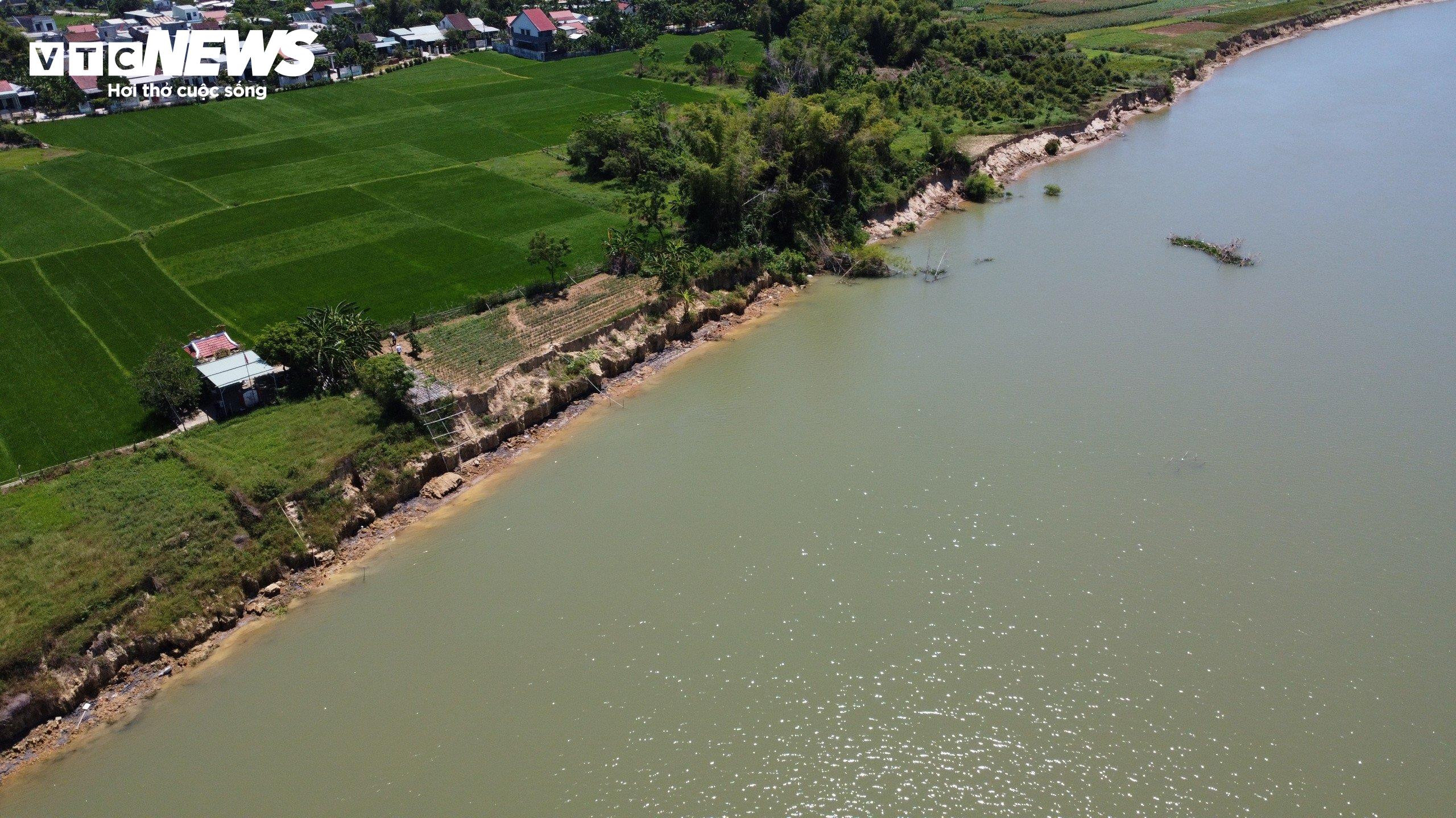 Cận cảnh bờ sông bị 'hà bá' ngoạm nham nhở, dân mất đất sản xuất - 4