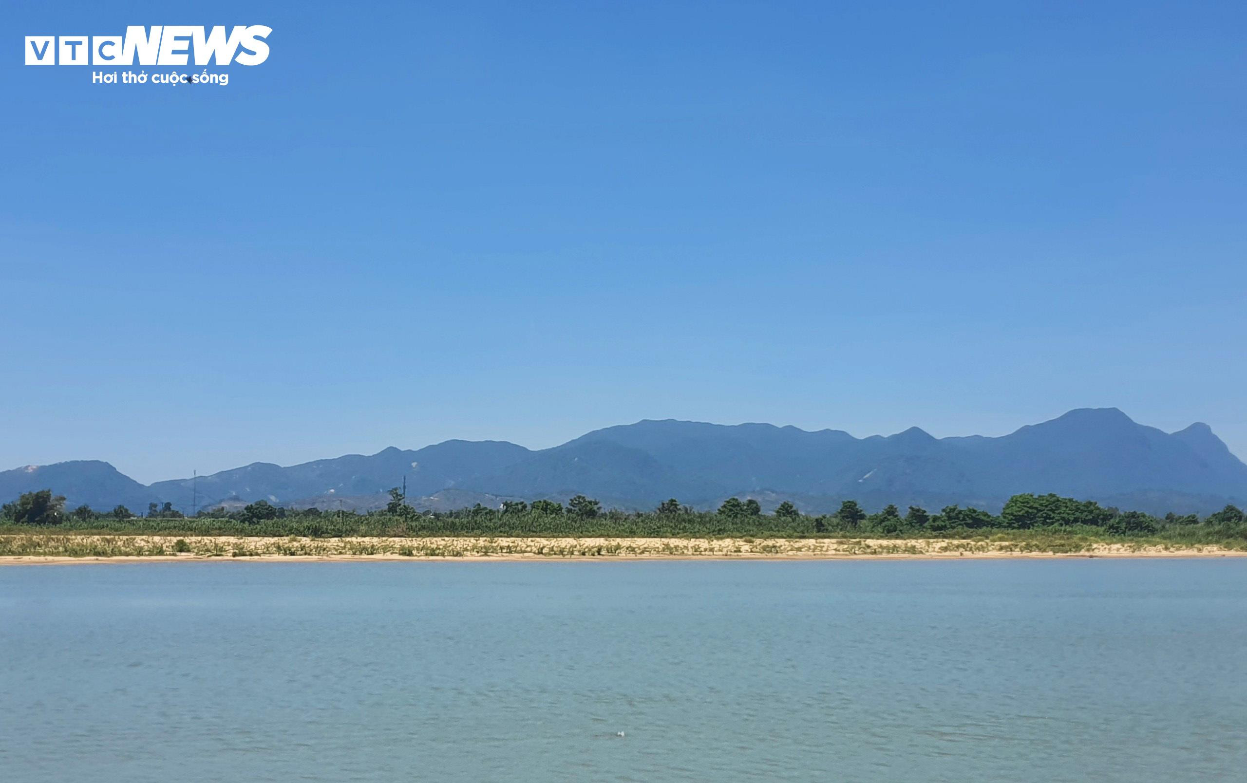 Cận cảnh bờ sông bị 'hà bá' ngoạm nham nhở, dân mất đất sản xuất - 3