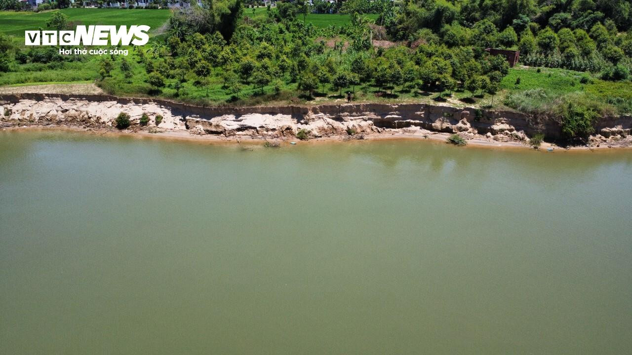 Cận cảnh bờ sông bị 'hà bá' ngoạm nham nhở, dân mất đất sản xuất - 8