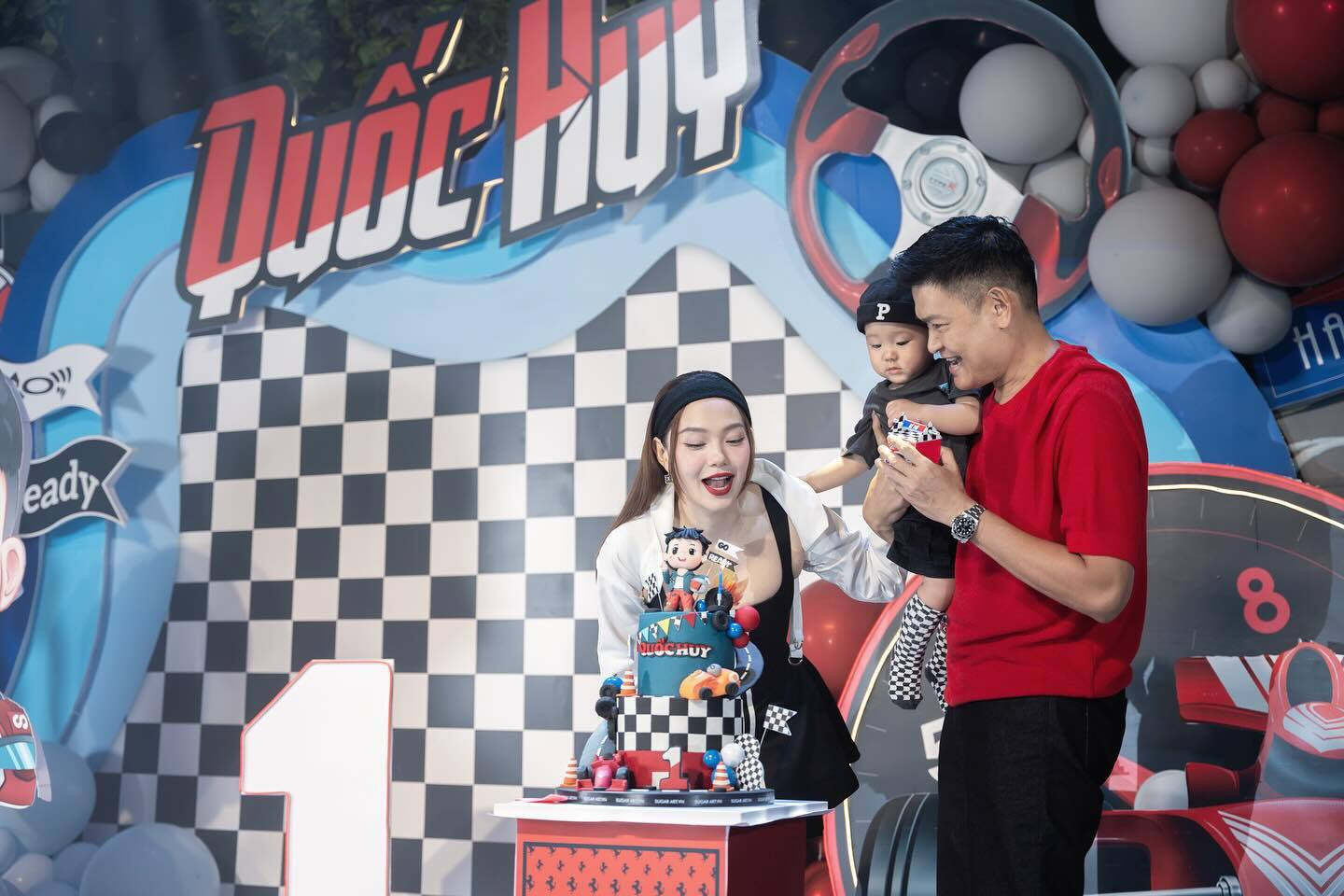 Sao Việt 27/8: Nhã Phương nhí nhảnh bên chồng, Minh Hằng làm sinh nhật cho con - 3