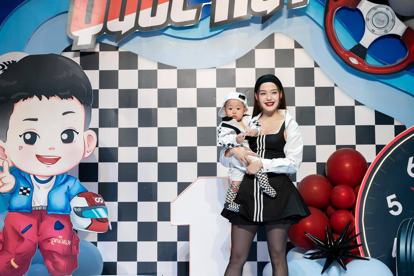 Sao Việt 27/8: Nhã Phương nhí nhảnh bên chồng, Minh Hằng làm sinh nhật cho con - 4