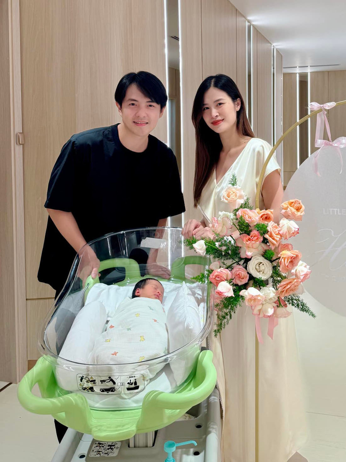 Sao Việt 27/8: Nhã Phương nhí nhảnh bên chồng, Minh Hằng làm sinh nhật cho con - 13