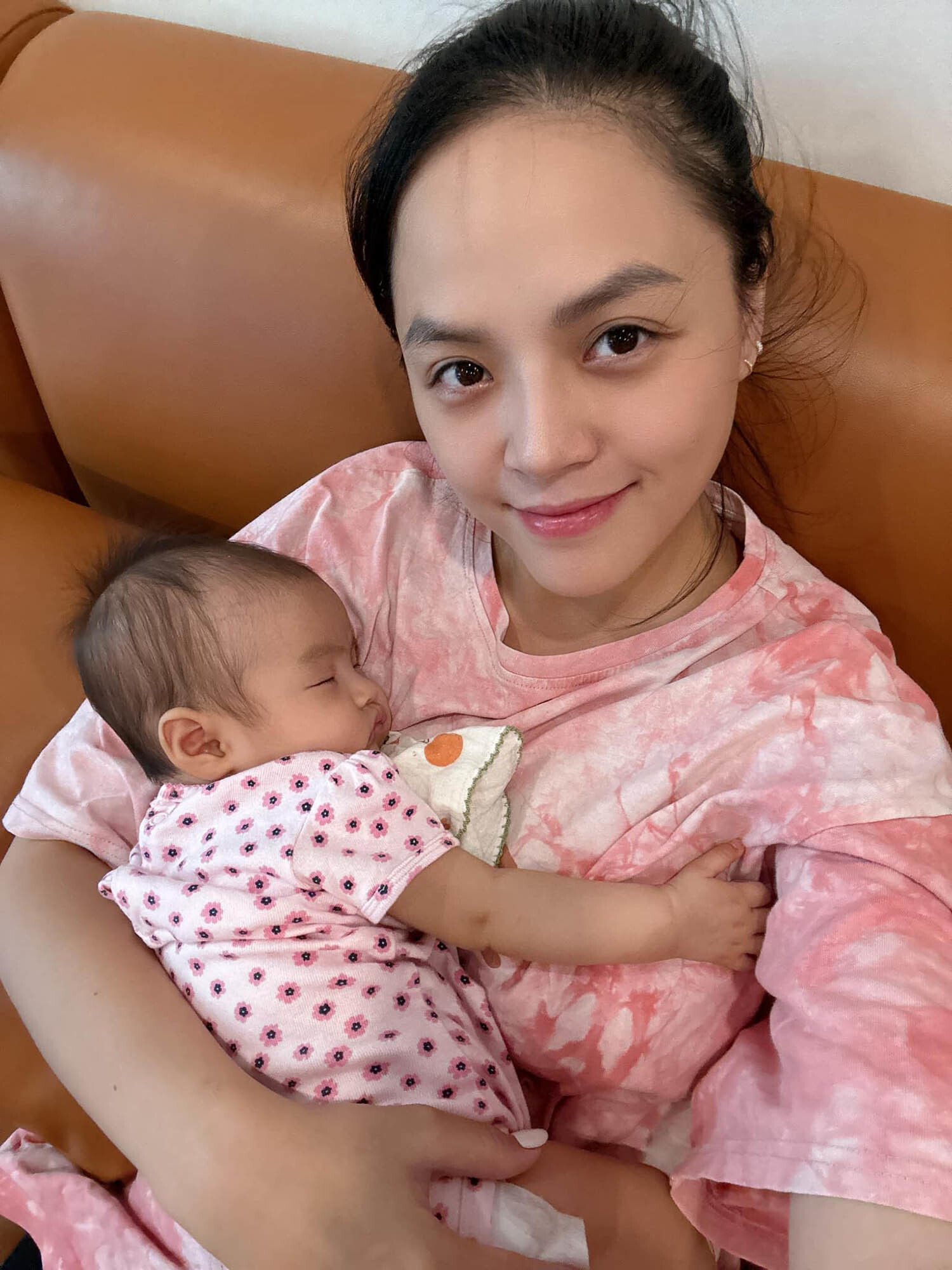 Sao Việt 27/8: Nhã Phương nhí nhảnh bên chồng, Minh Hằng làm sinh nhật cho con - 11