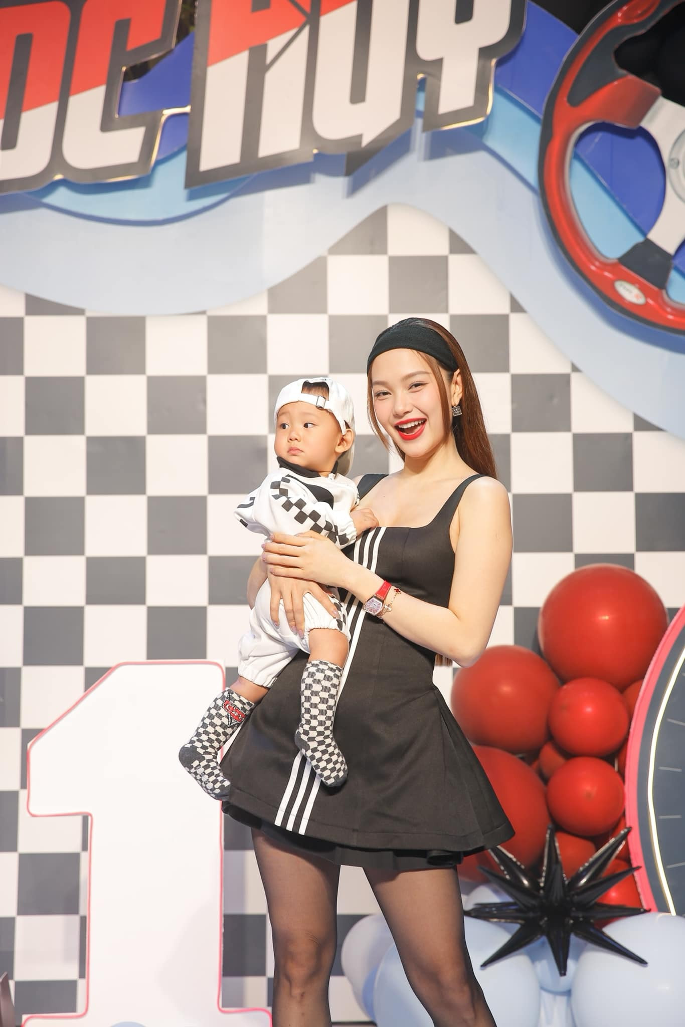 Sao Việt 27/8: Nhã Phương nhí nhảnh bên chồng, Minh Hằng làm sinh nhật cho con - 5