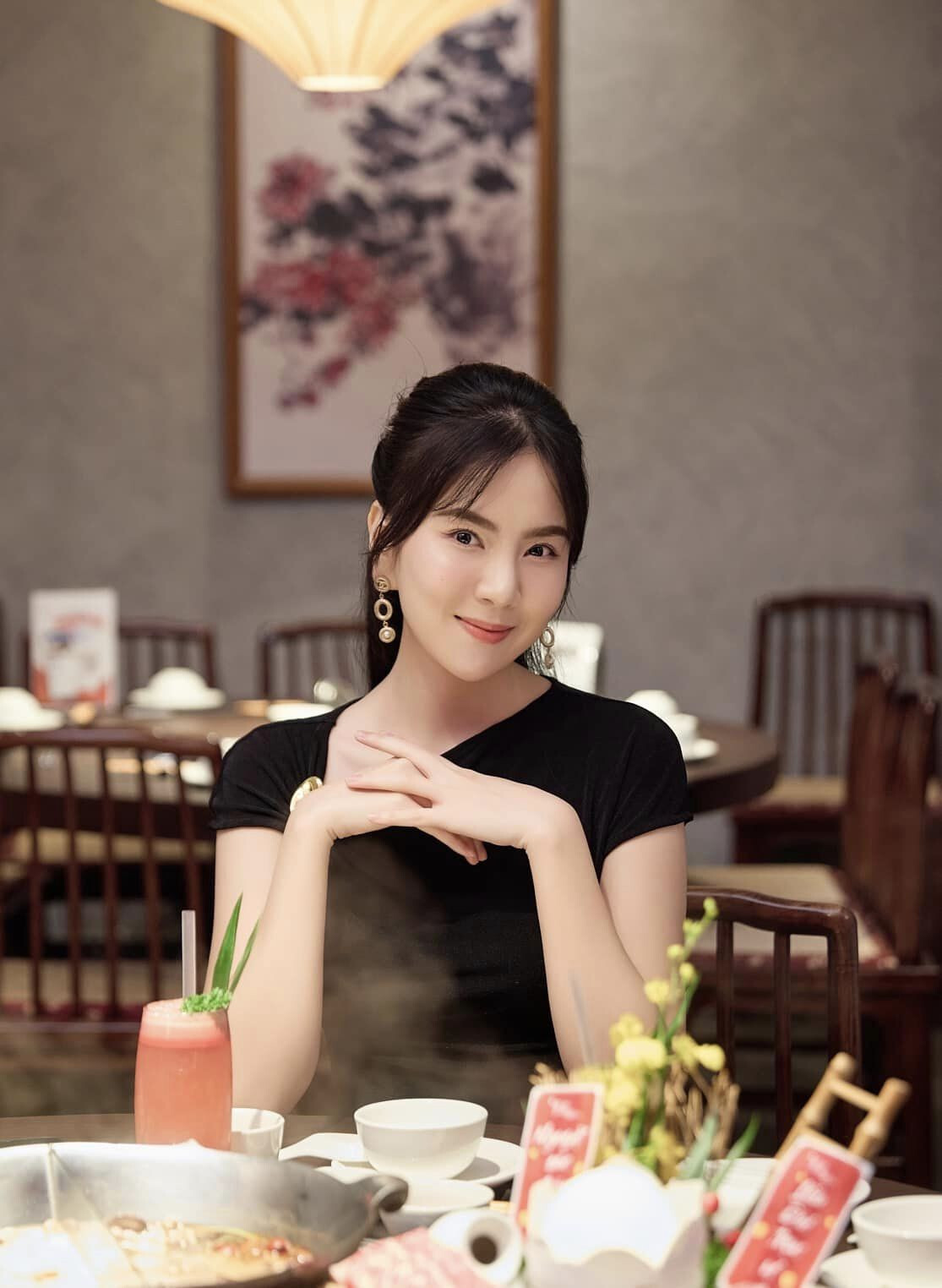 Sao Việt 27/8: Nhã Phương nhí nhảnh bên chồng, Minh Hằng làm sinh nhật cho con - 12