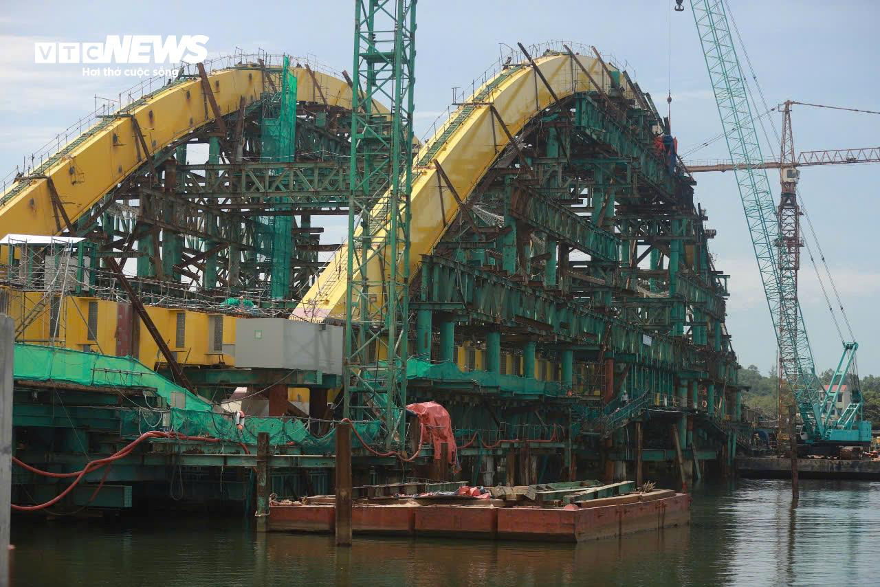 Cận cảnh cầu hơn 1.500 tỷ vượt sông Hương sau ngày hợp long - 10