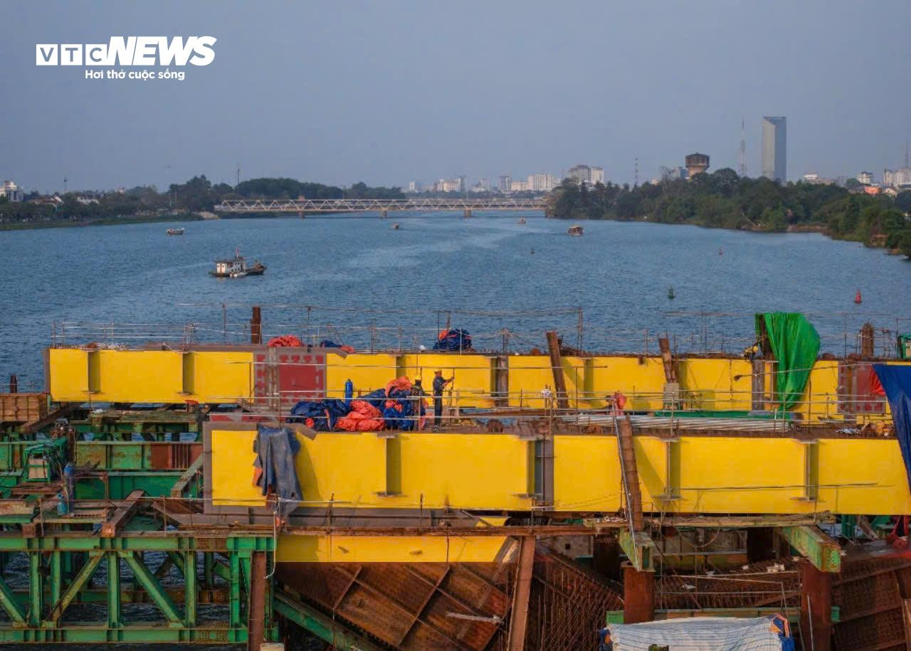 Cận cảnh cầu hơn 1.500 tỷ vượt sông Hương sau ngày hợp long - 9