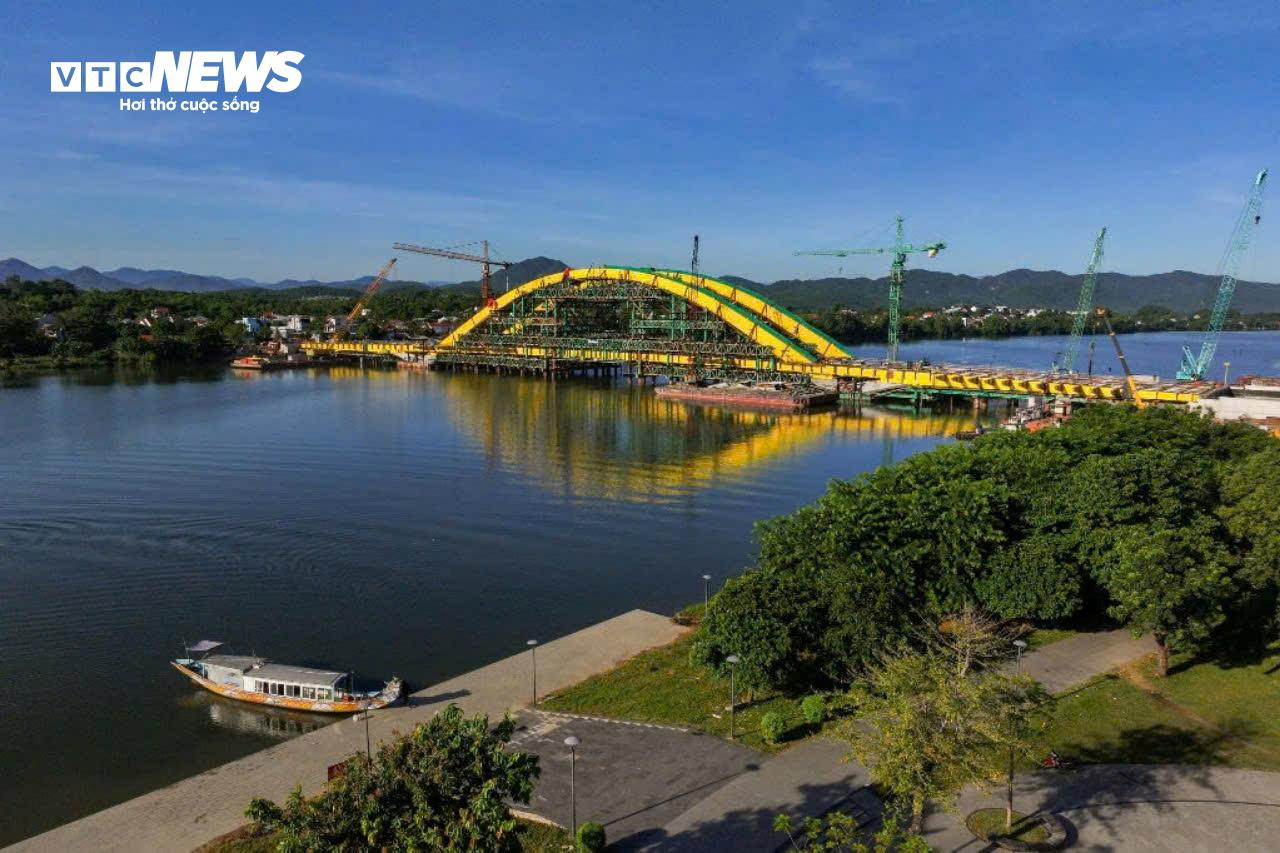 Cận cảnh cầu hơn 1.500 tỷ vượt sông Hương sau ngày hợp long - 3