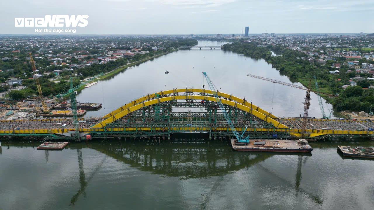 Cận cảnh cầu hơn 1.500 tỷ vượt sông Hương sau ngày hợp long - 4