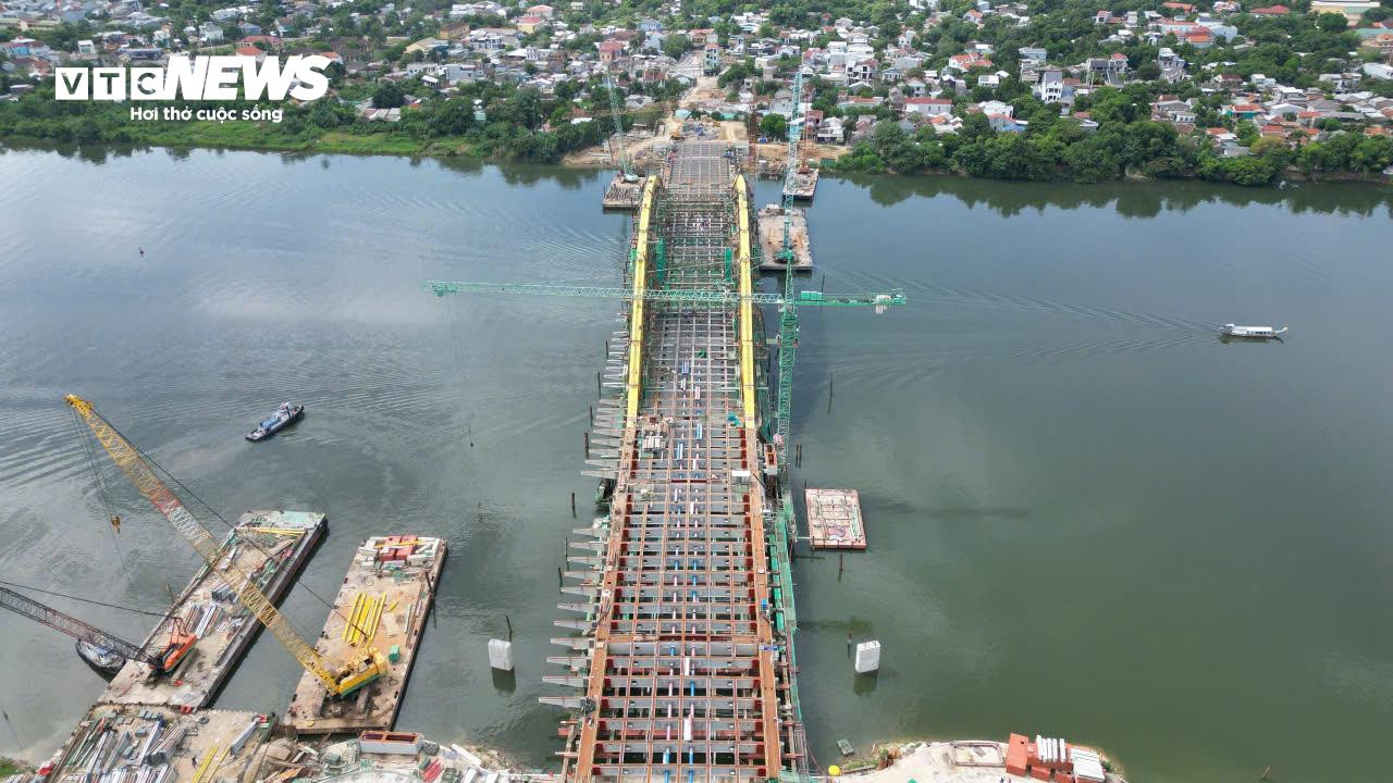 Cận cảnh cầu hơn 1.500 tỷ vượt sông Hương sau ngày hợp long - 8
