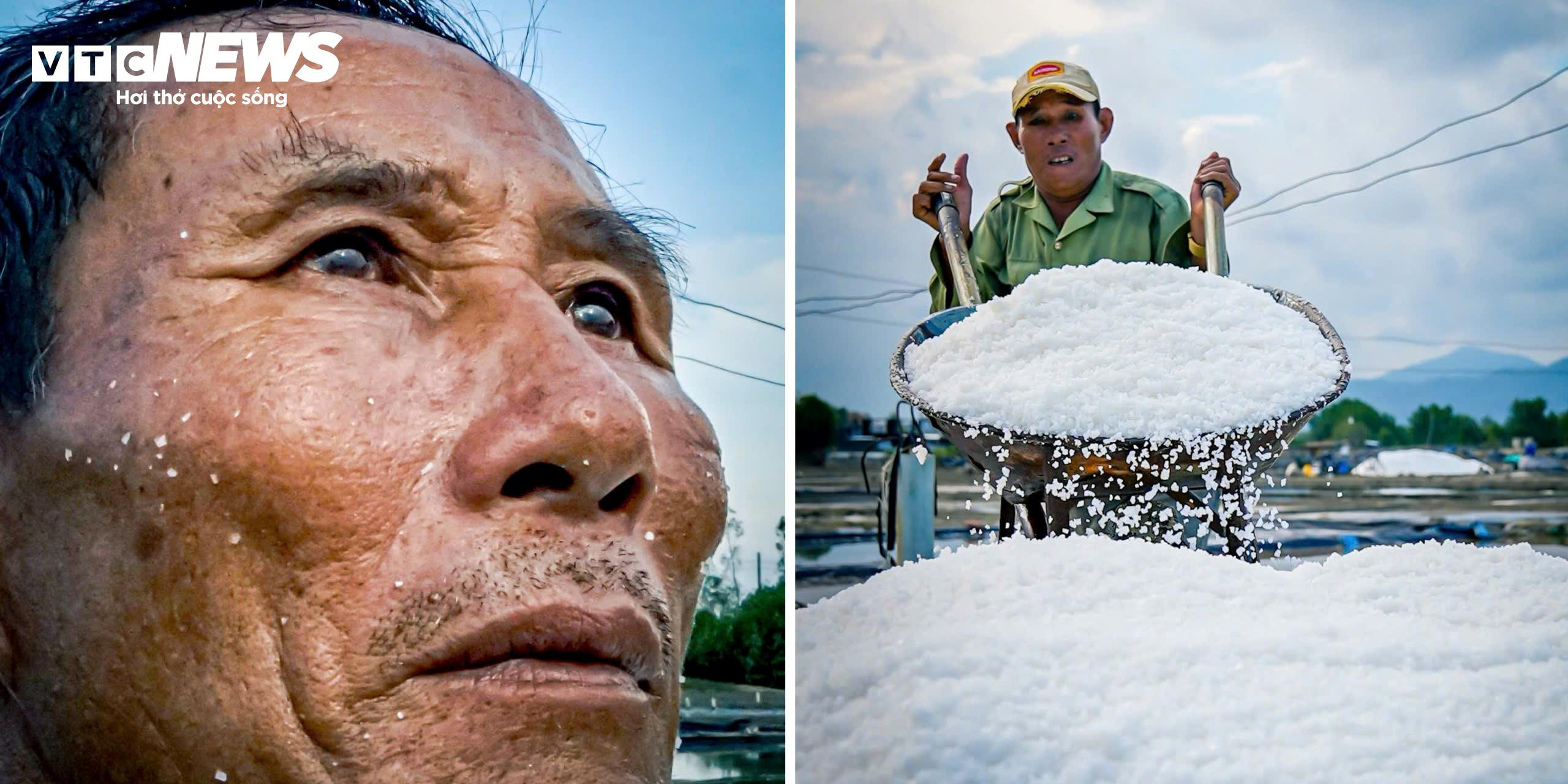 Những người 'cõng nắng' trên cánh đồng muối trắng tại Bình Định - 7