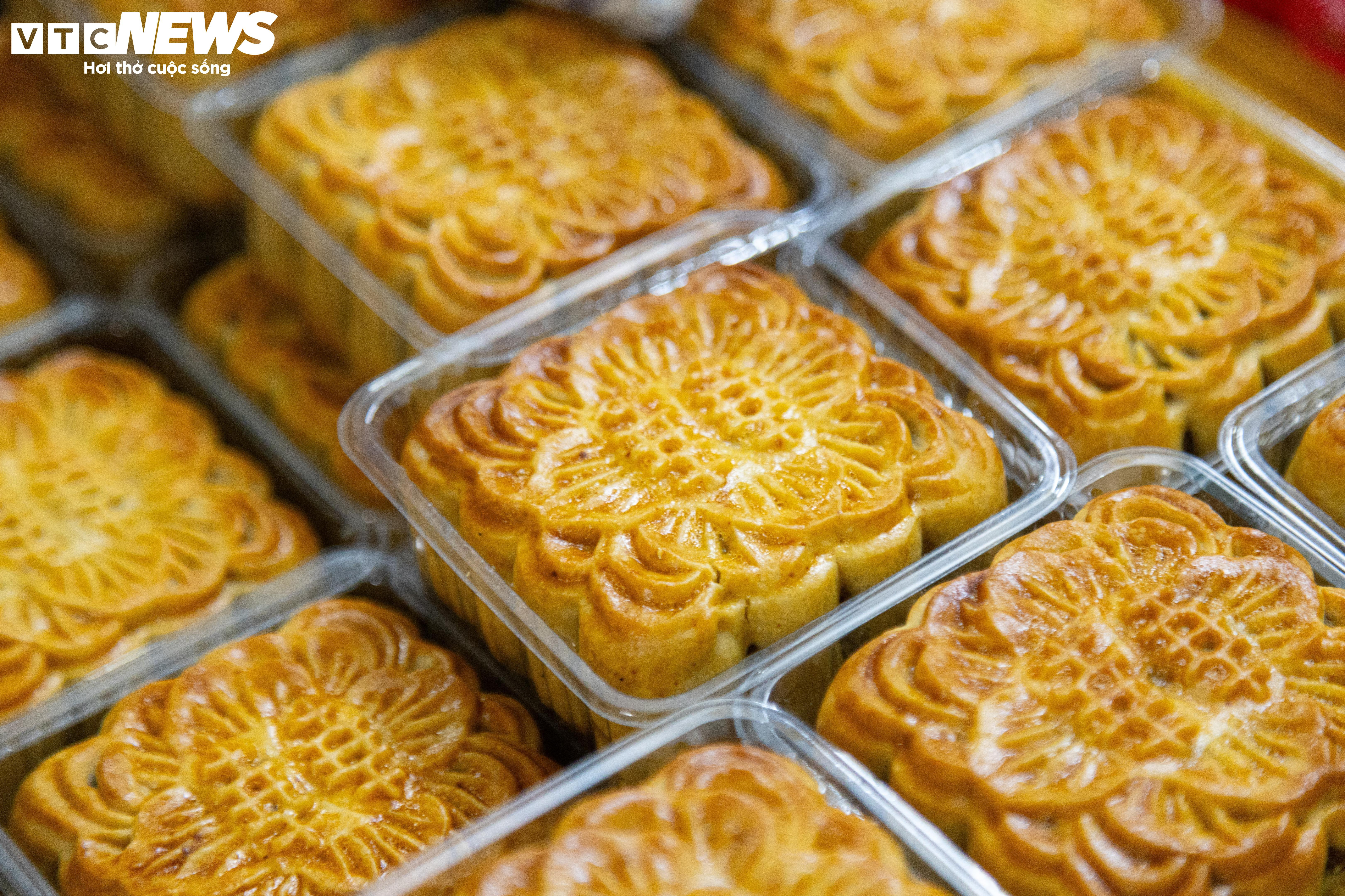 Khách ưa chuộng bánh trung thu truyền thống, các lò sản xuất thâu đêm - 20