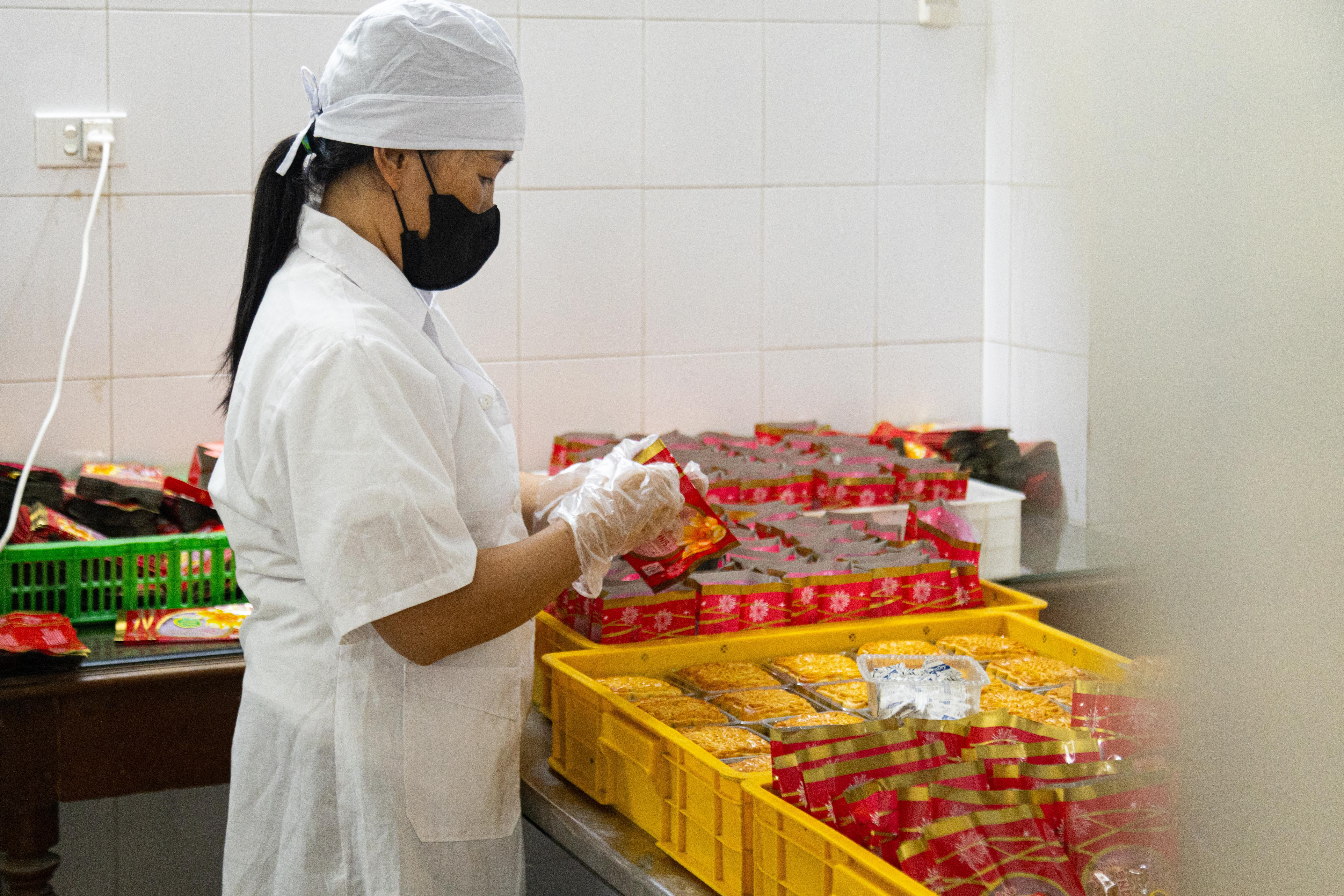 Khách ưa chuộng bánh trung thu truyền thống, các lò sản xuất thâu đêm - 19