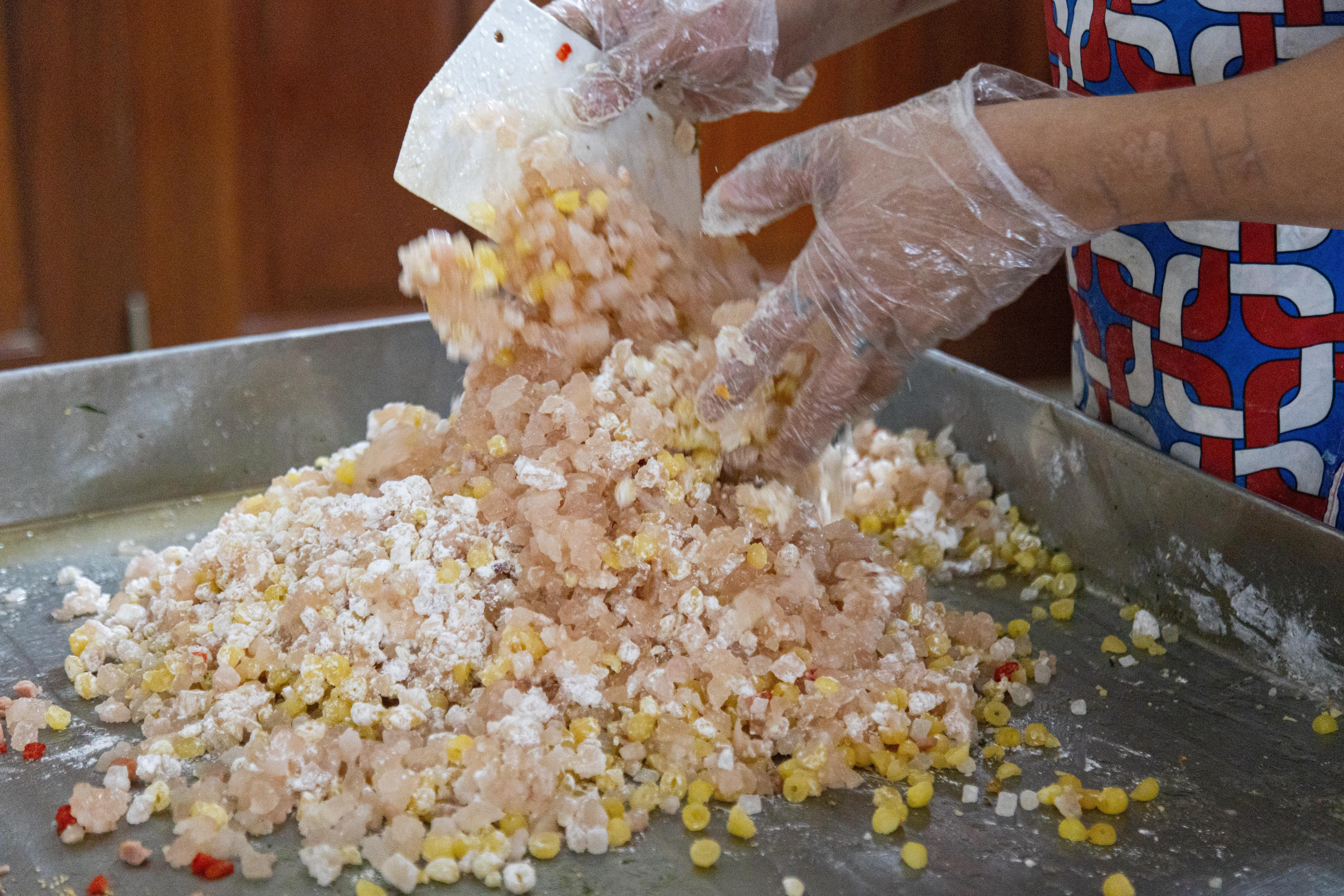 Khách ưa chuộng bánh trung thu truyền thống, các lò sản xuất thâu đêm - 6