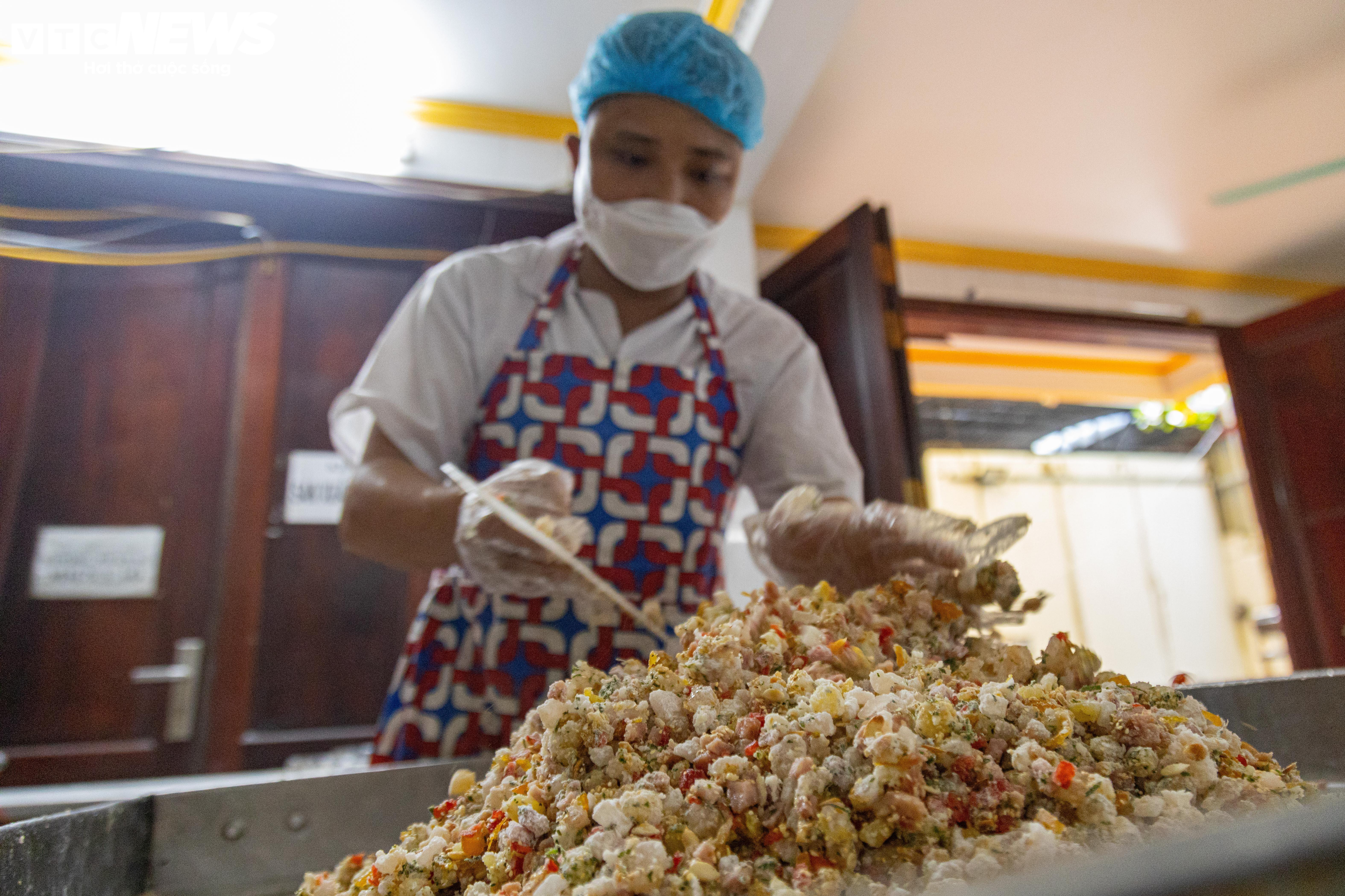 Khách ưa chuộng bánh trung thu truyền thống, các lò sản xuất thâu đêm - 2