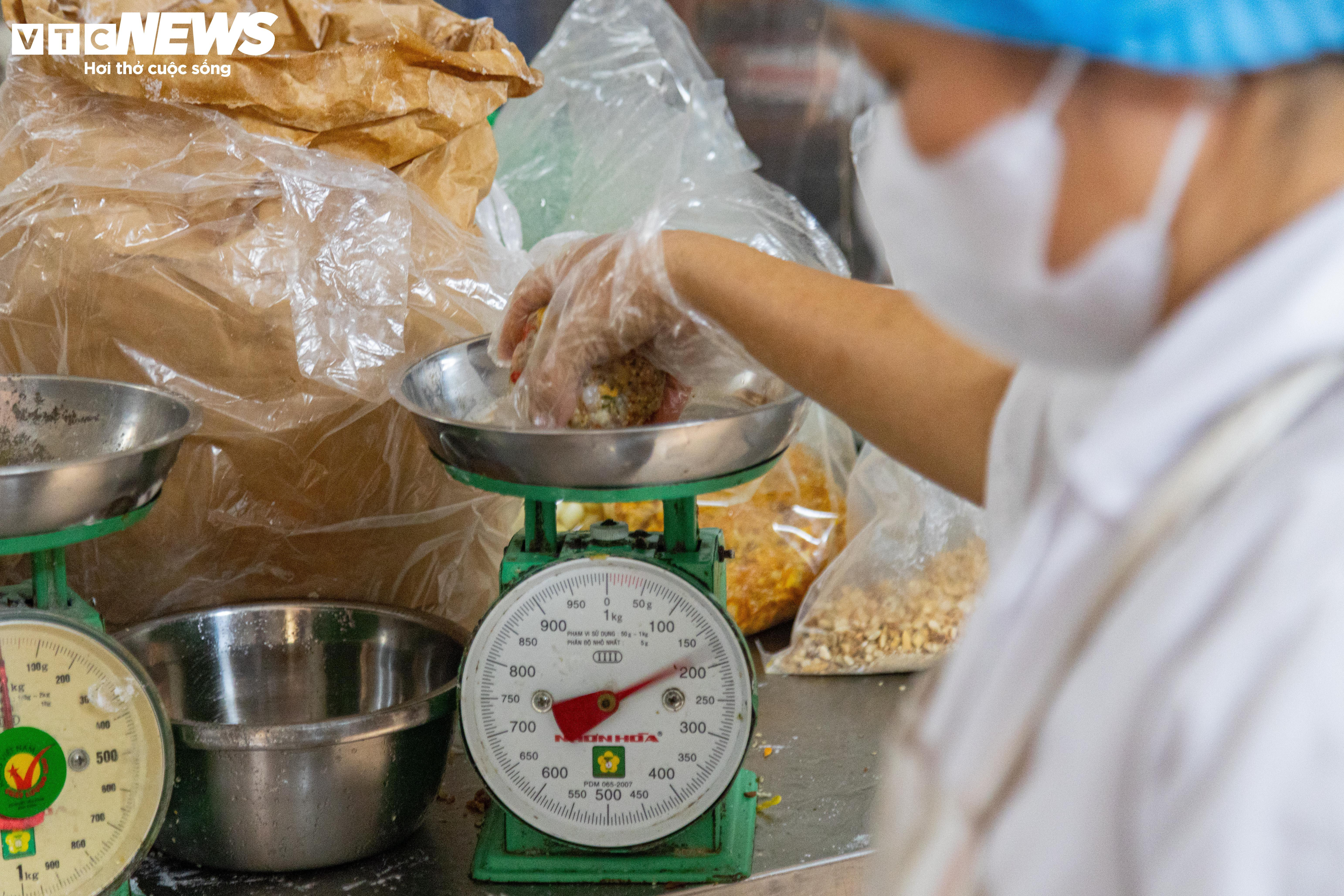 Khách ưa chuộng bánh trung thu truyền thống, các lò sản xuất thâu đêm - 10