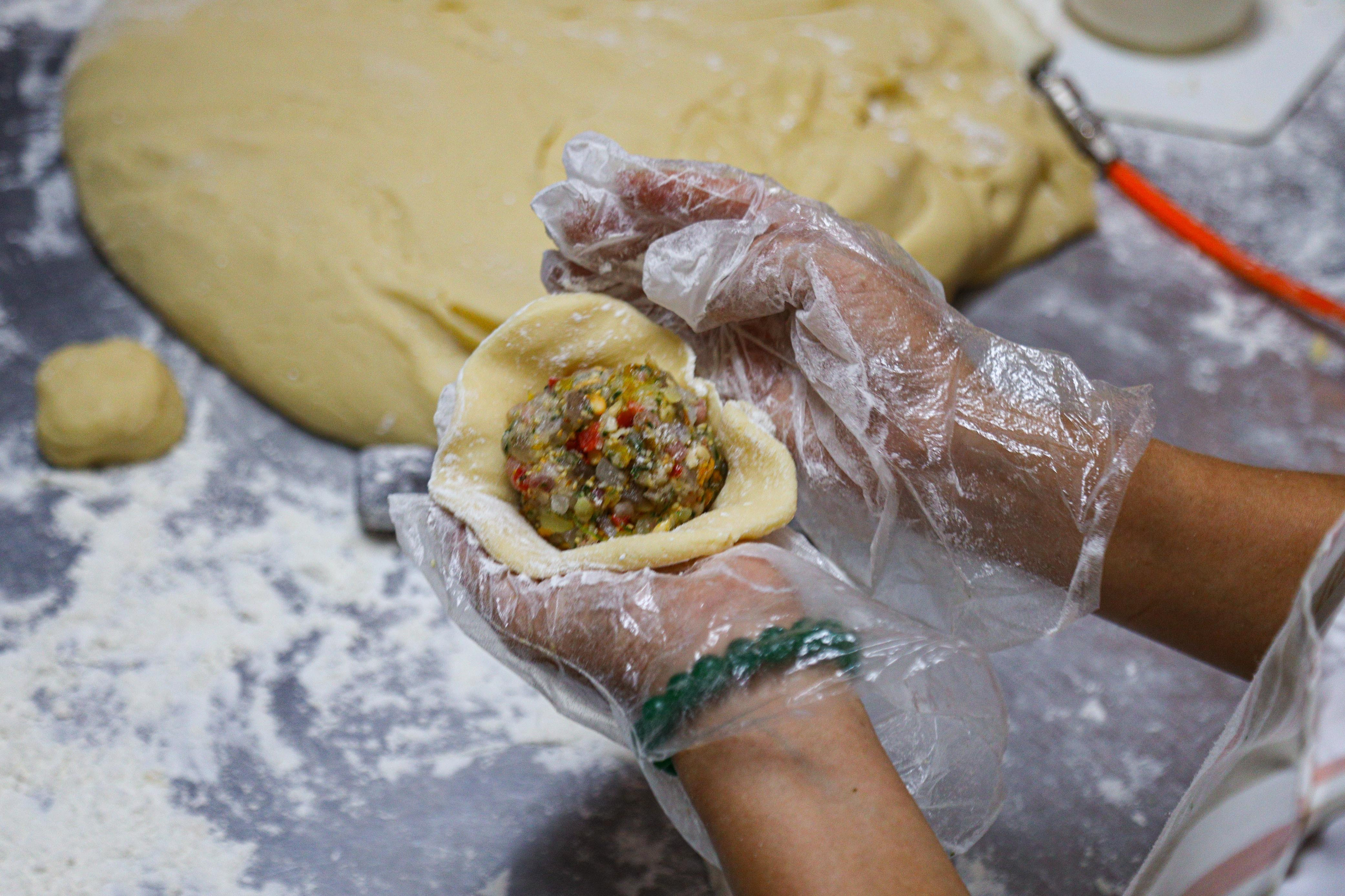 Khách ưa chuộng bánh trung thu truyền thống, các lò sản xuất thâu đêm - 13