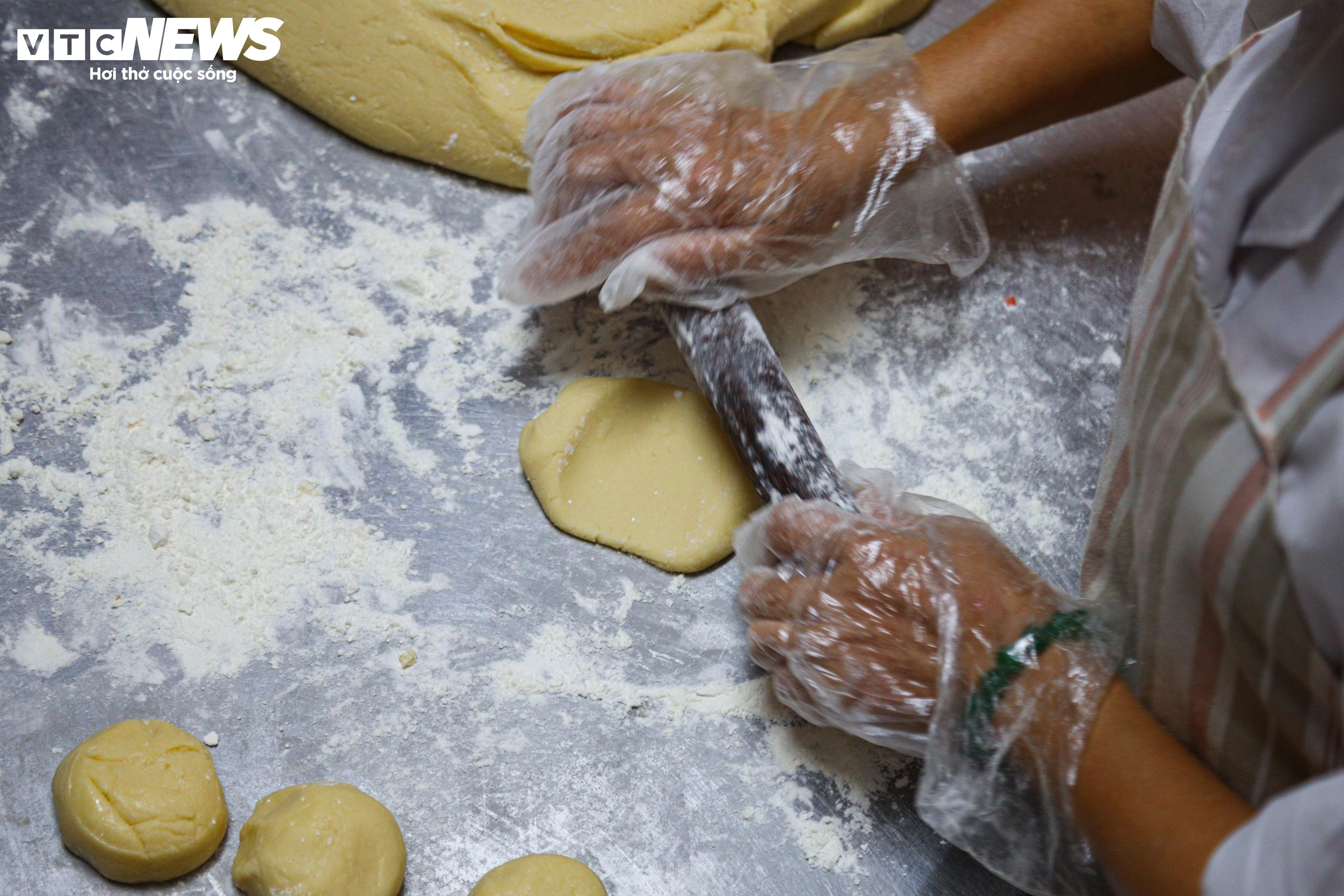 Khách ưa chuộng bánh trung thu truyền thống, các lò sản xuất thâu đêm - 12