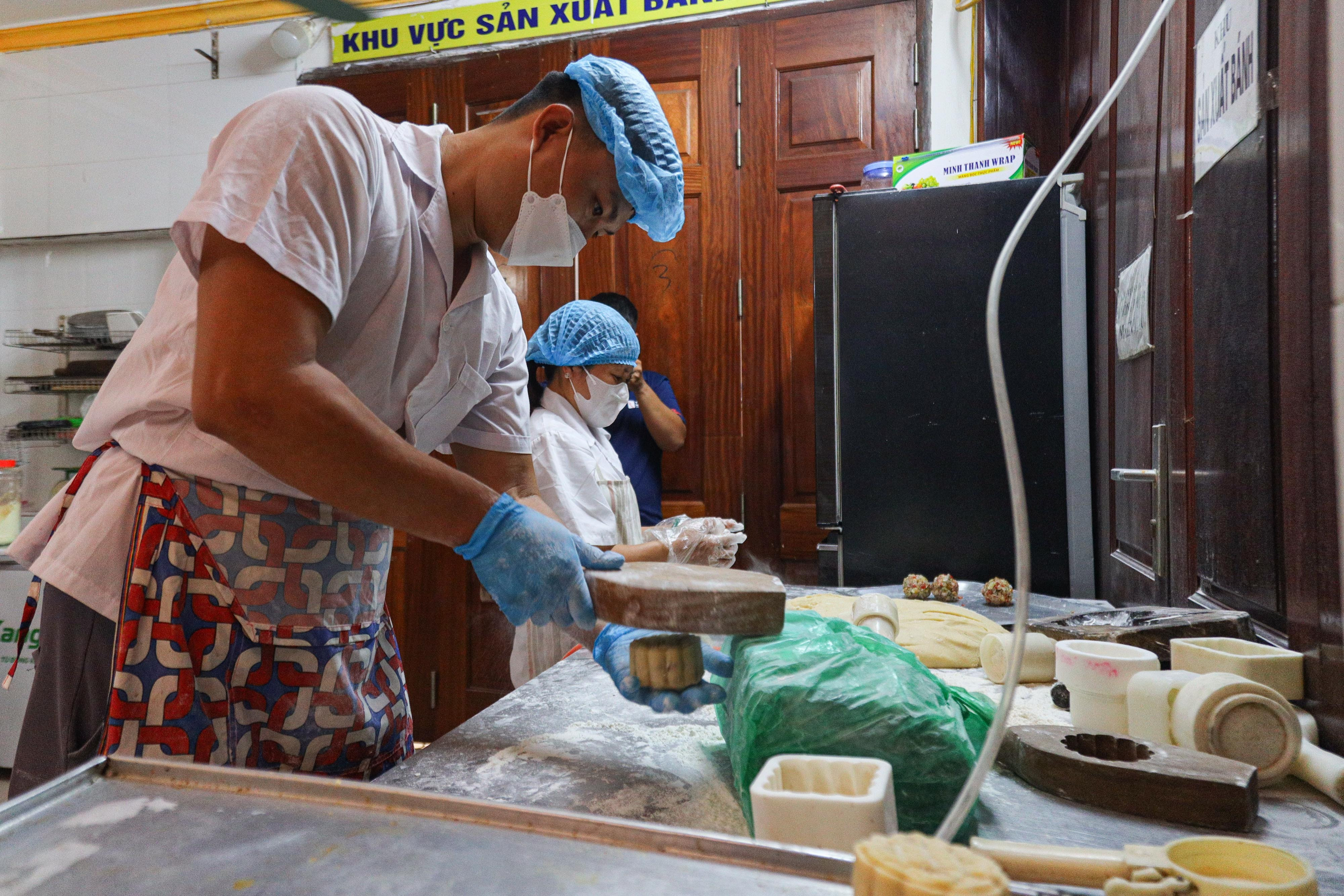 Khách ưa chuộng bánh trung thu truyền thống, các lò sản xuất thâu đêm - 14
