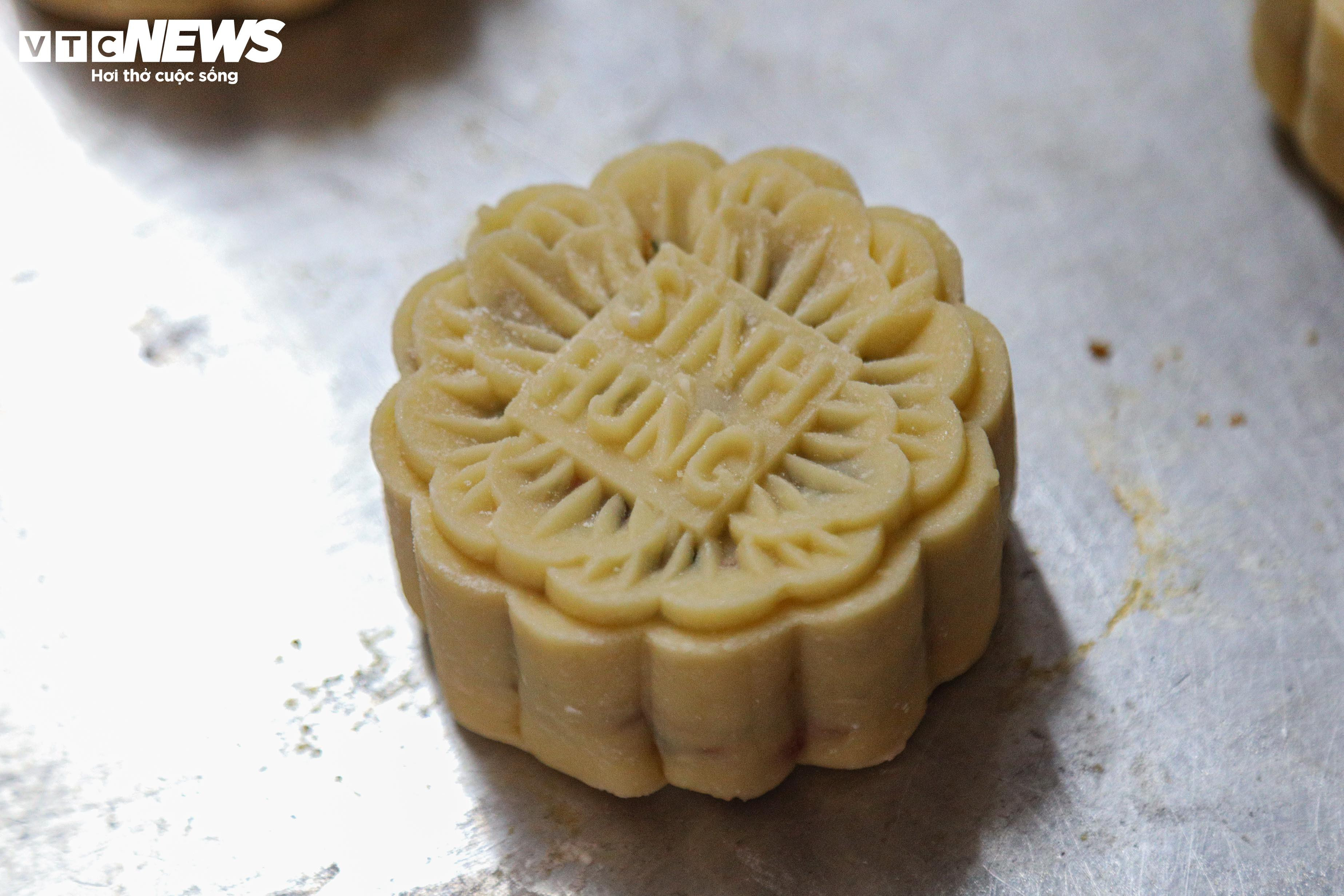 Khách ưa chuộng bánh trung thu truyền thống, các lò sản xuất thâu đêm - 15